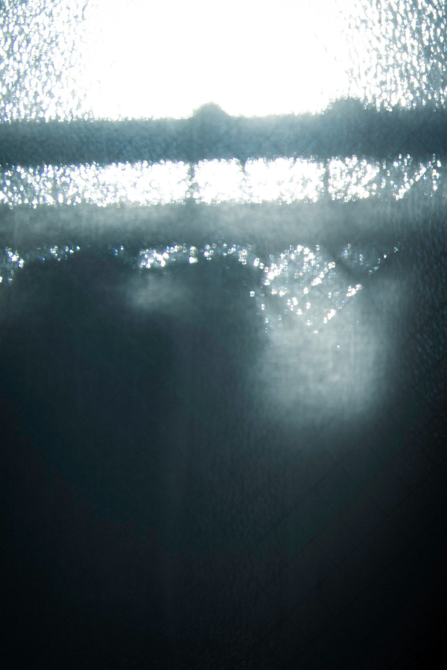 Image montrant des reflets sur l'eau avec des contours flous