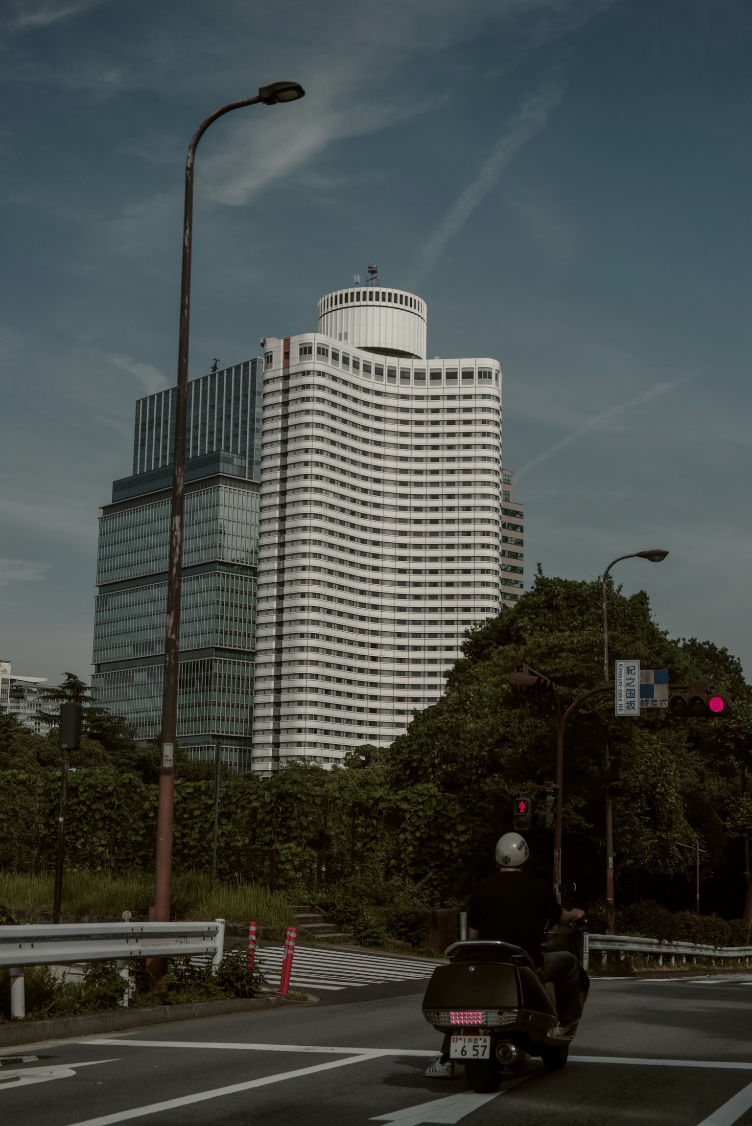 城市風景，包含摩天大樓和交通信號燈