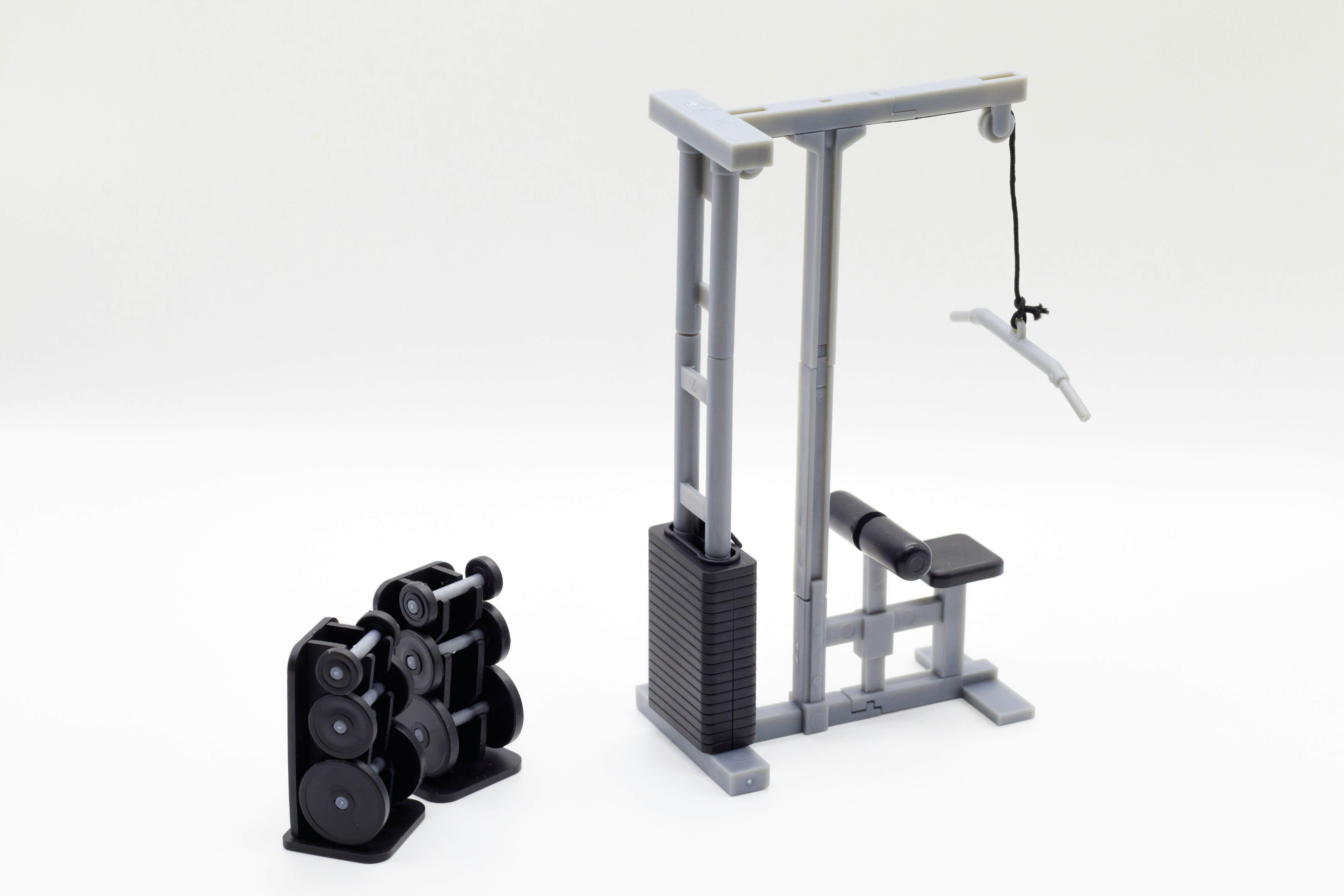 ダンベルと筋トレ用マシンのあるトレーニング器具