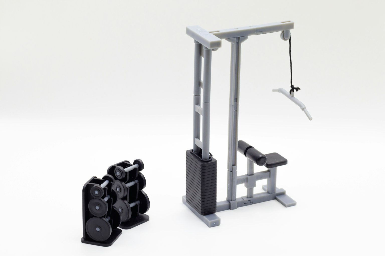 Thiết bị phòng gym với máy tập tạ và tạ tay