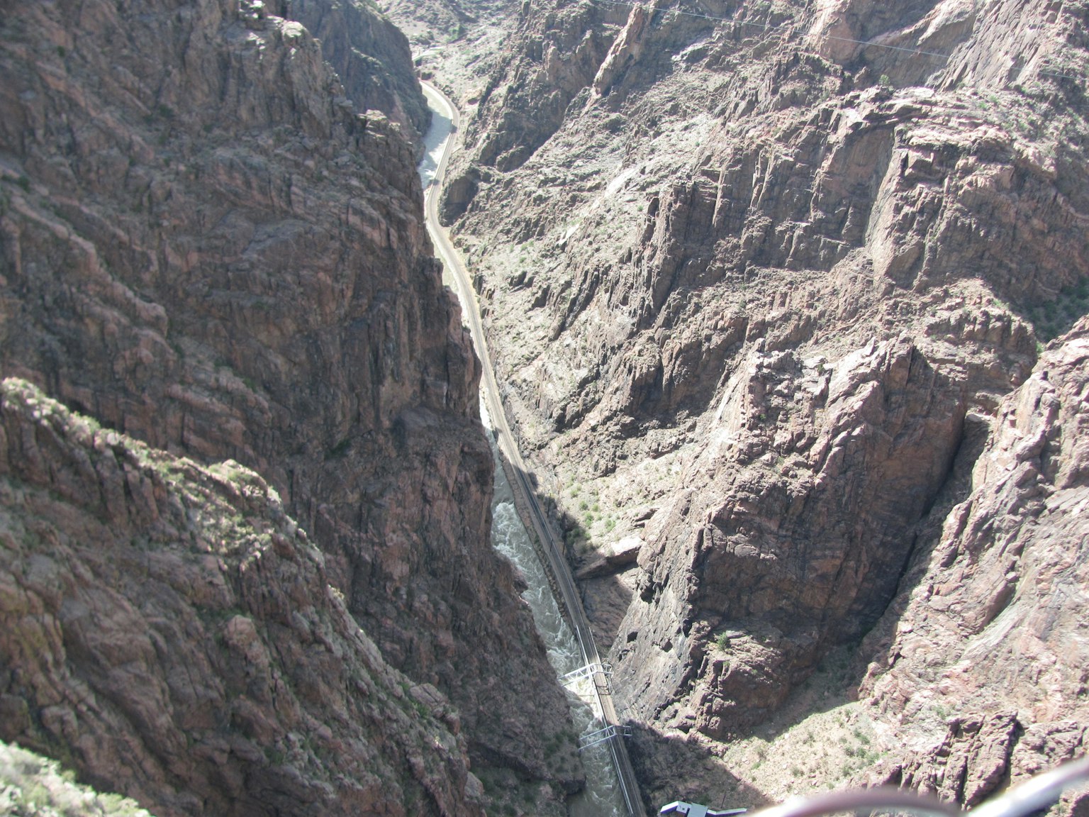 Vue aérienne d'un canyon montrant des rochers escarpés et une voie ferrée
