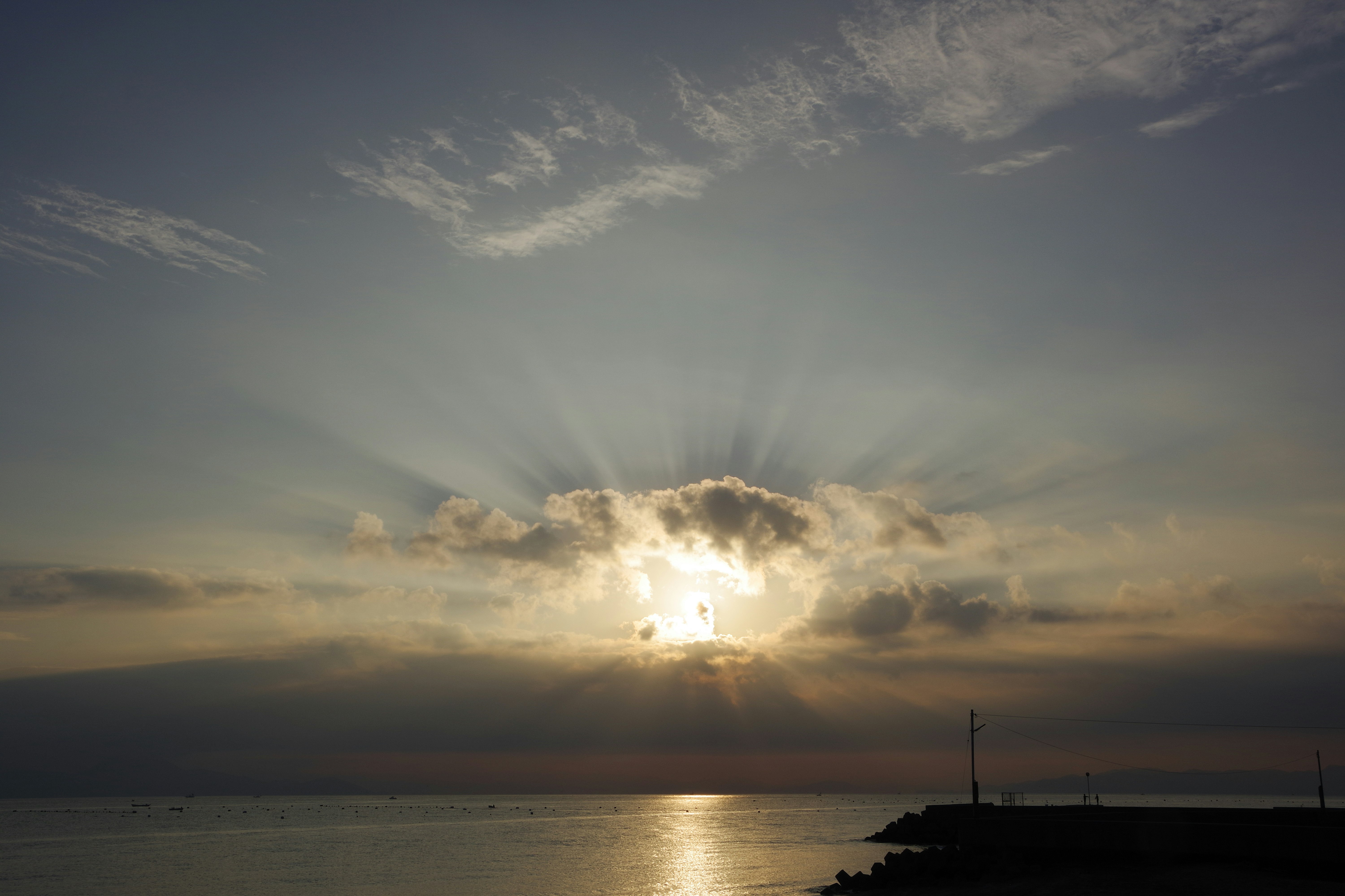 rayons de lumière sur la mer au lever du jour