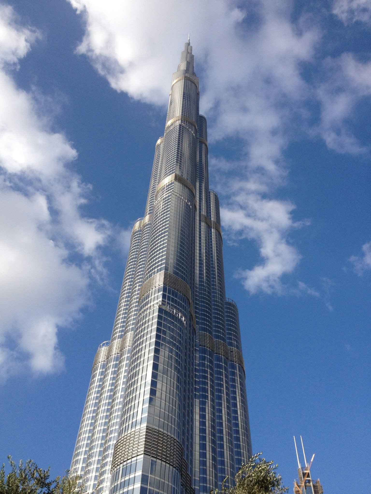 Grattacielo Burj Khalifa che si innalza nel cielo blu con nuvole