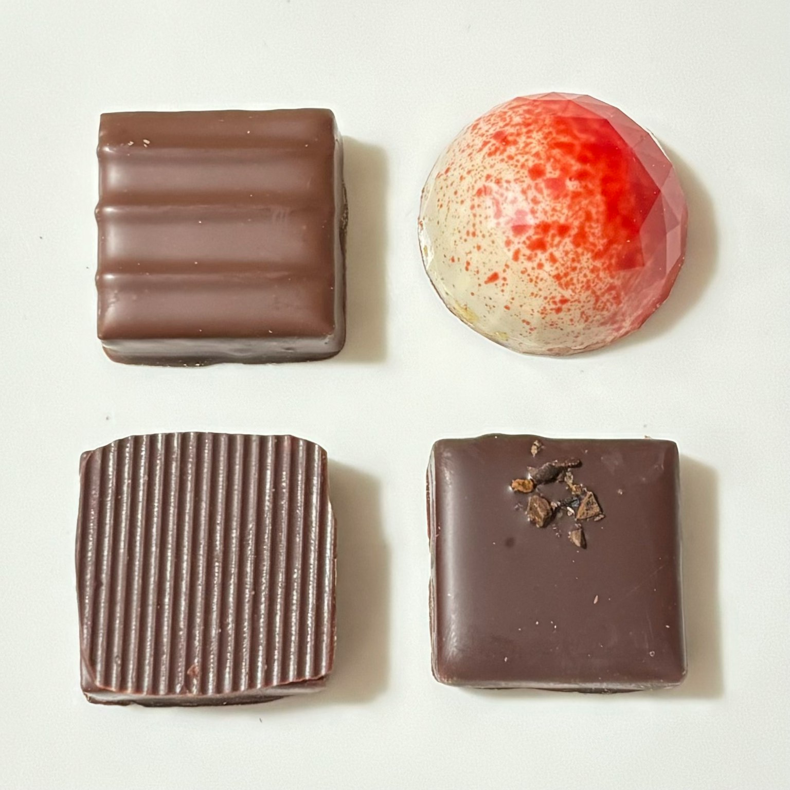 Nhiều loại chocolate được sắp xếp trên nền trắng