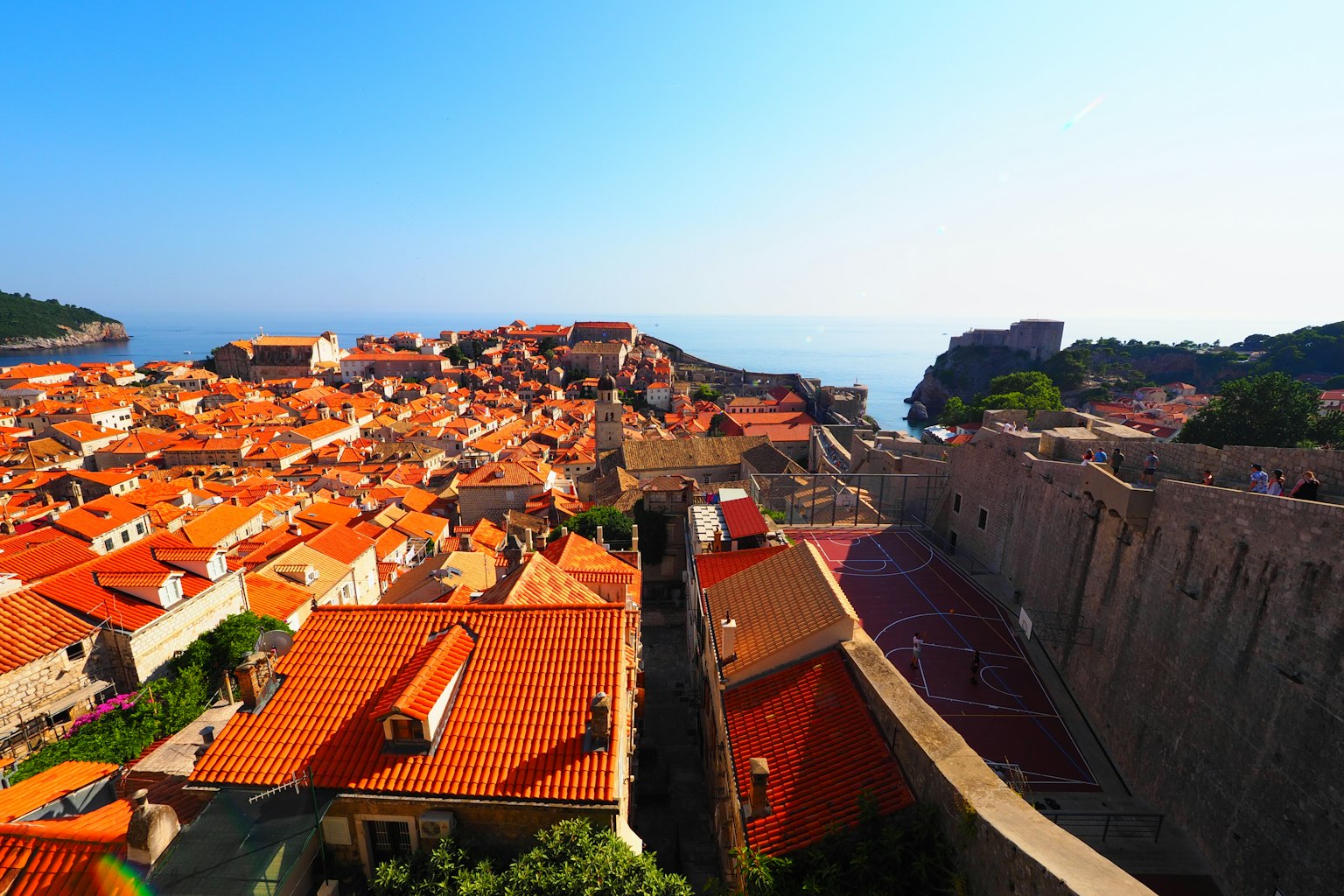 Pemandangan indah Dubrovnik dengan atap merah yang menghadap ke laut