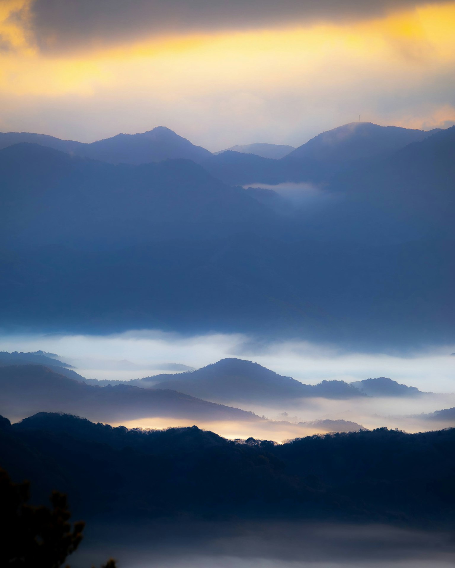Paesaggio sereno di montagne blu sovrapposte a nuvole