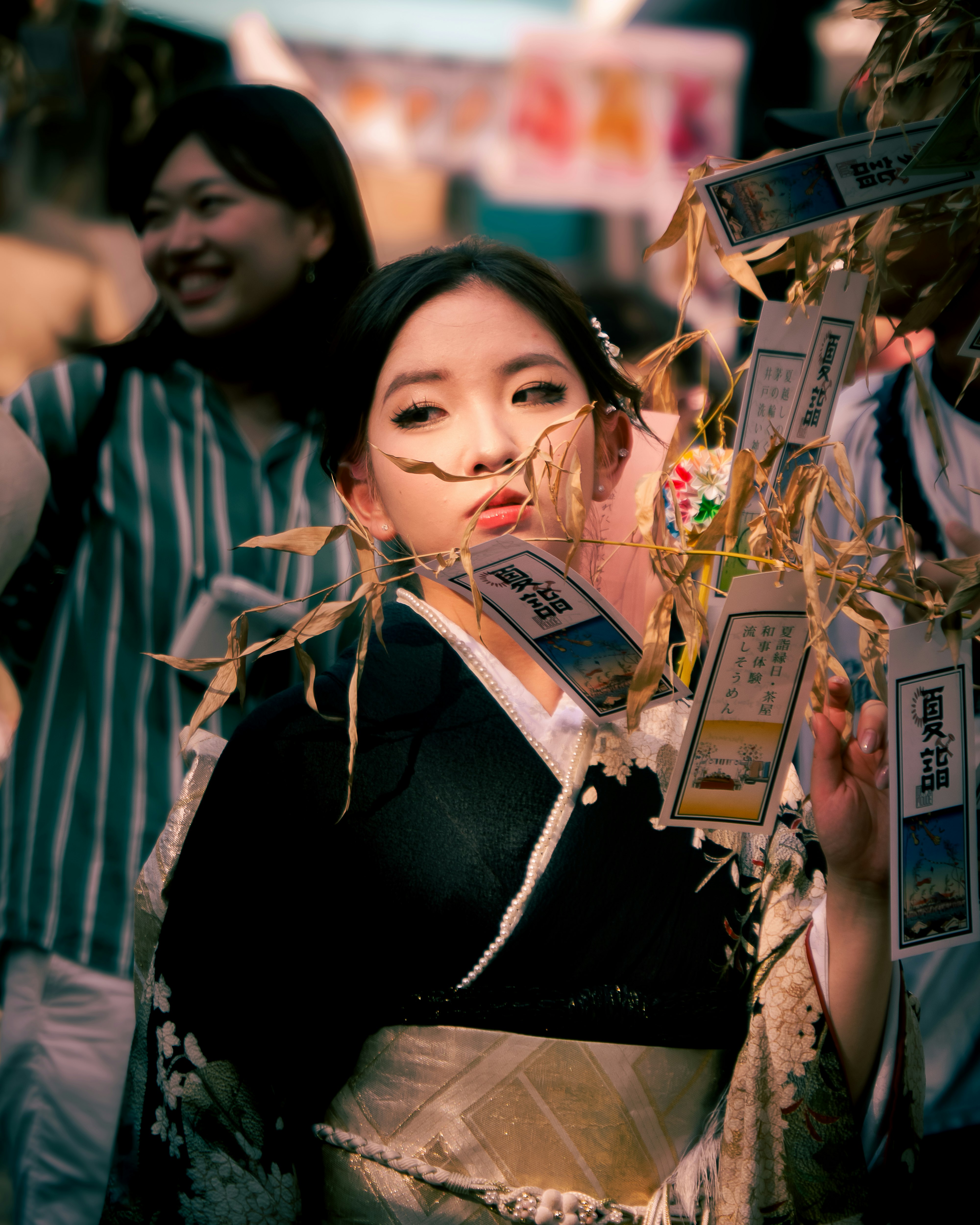 色とりどりの花束を手に笑顔の女性が並ぶイベント会場の雰囲気