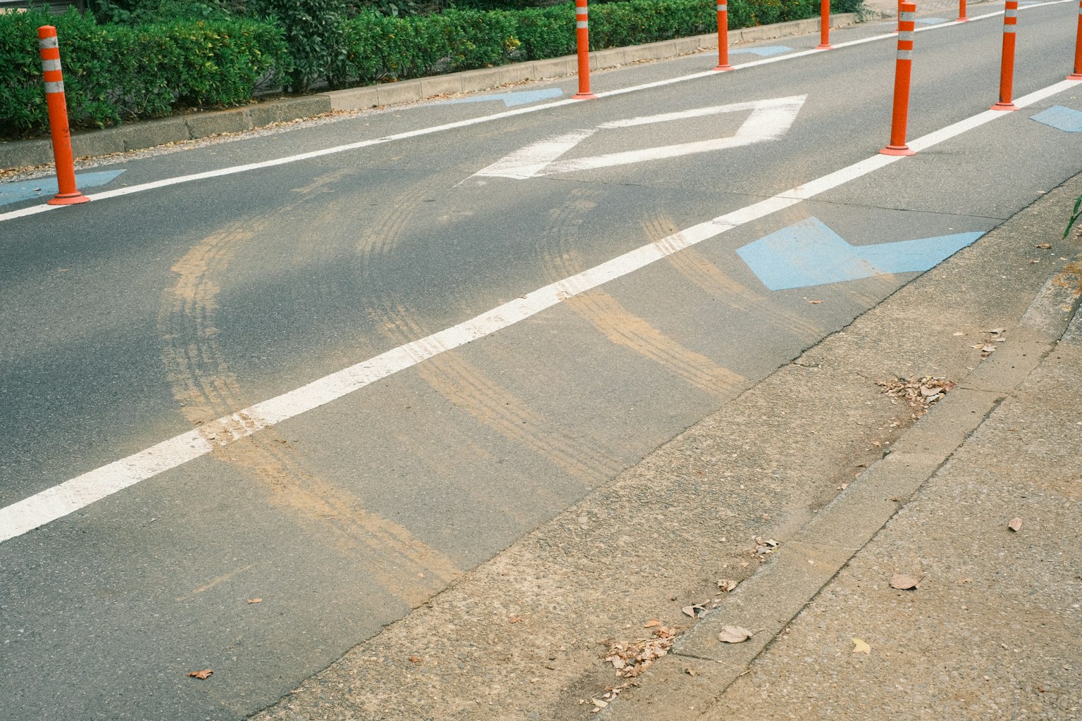有彎曲和藍色箭頭標記的道路
