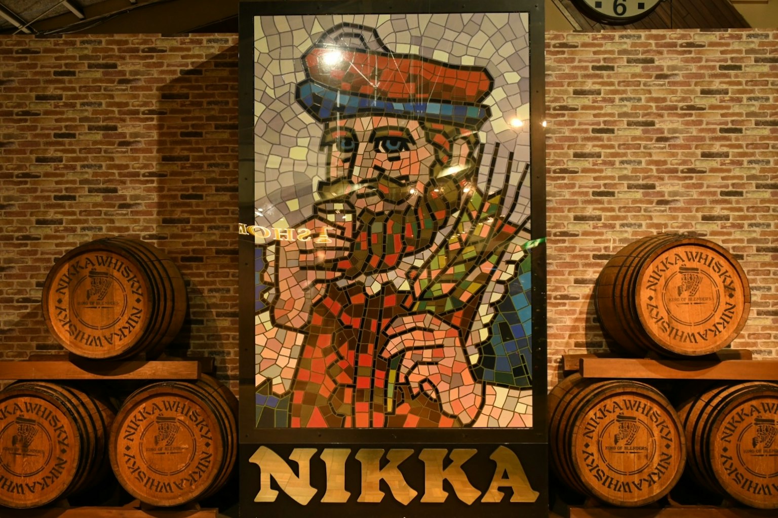 Mosaikkunst von Nikka mit Whiskyfässern im Hintergrund