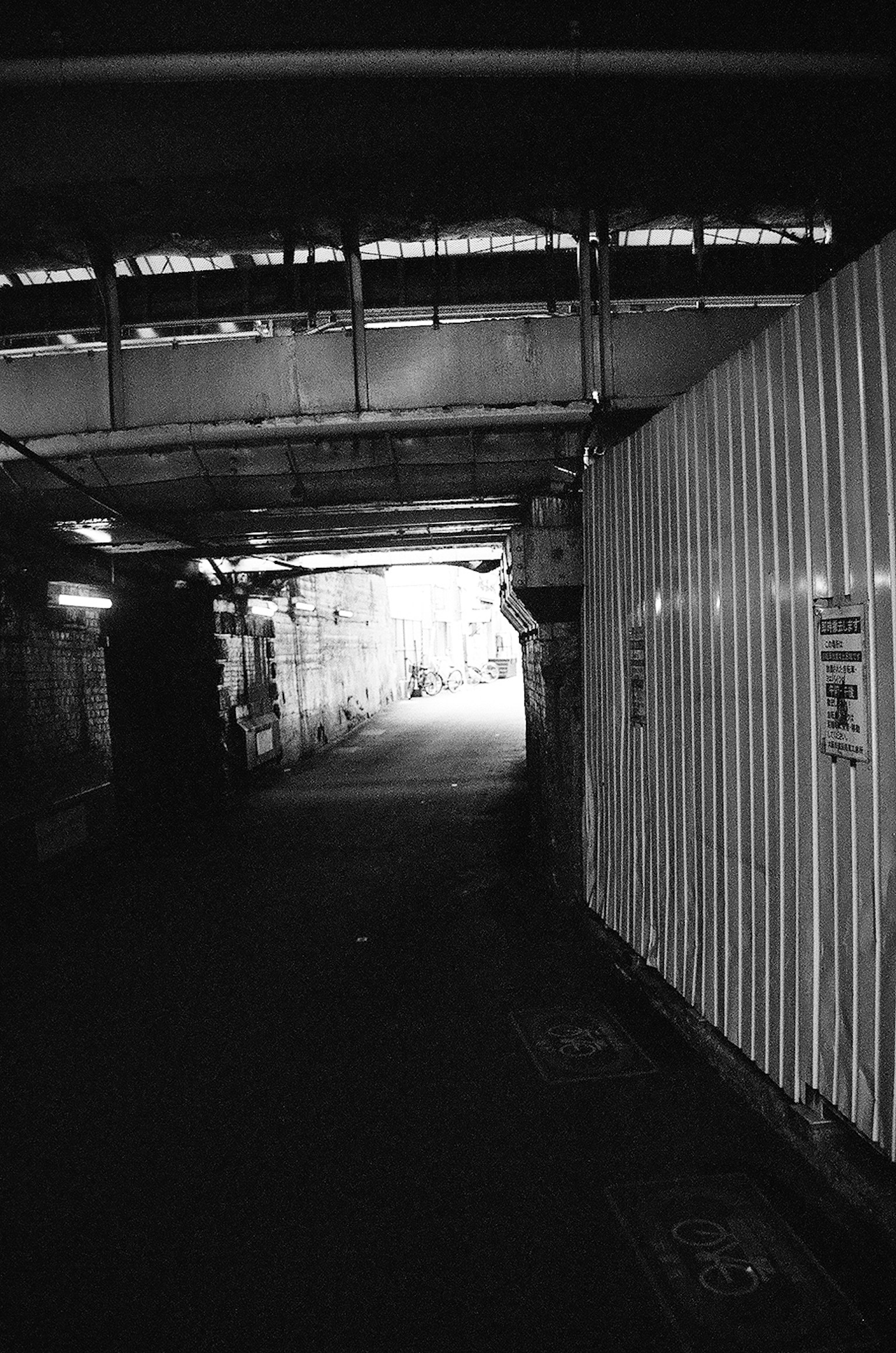 Tunnel faiblement éclairé avec une lumière brillante à l'extrémité