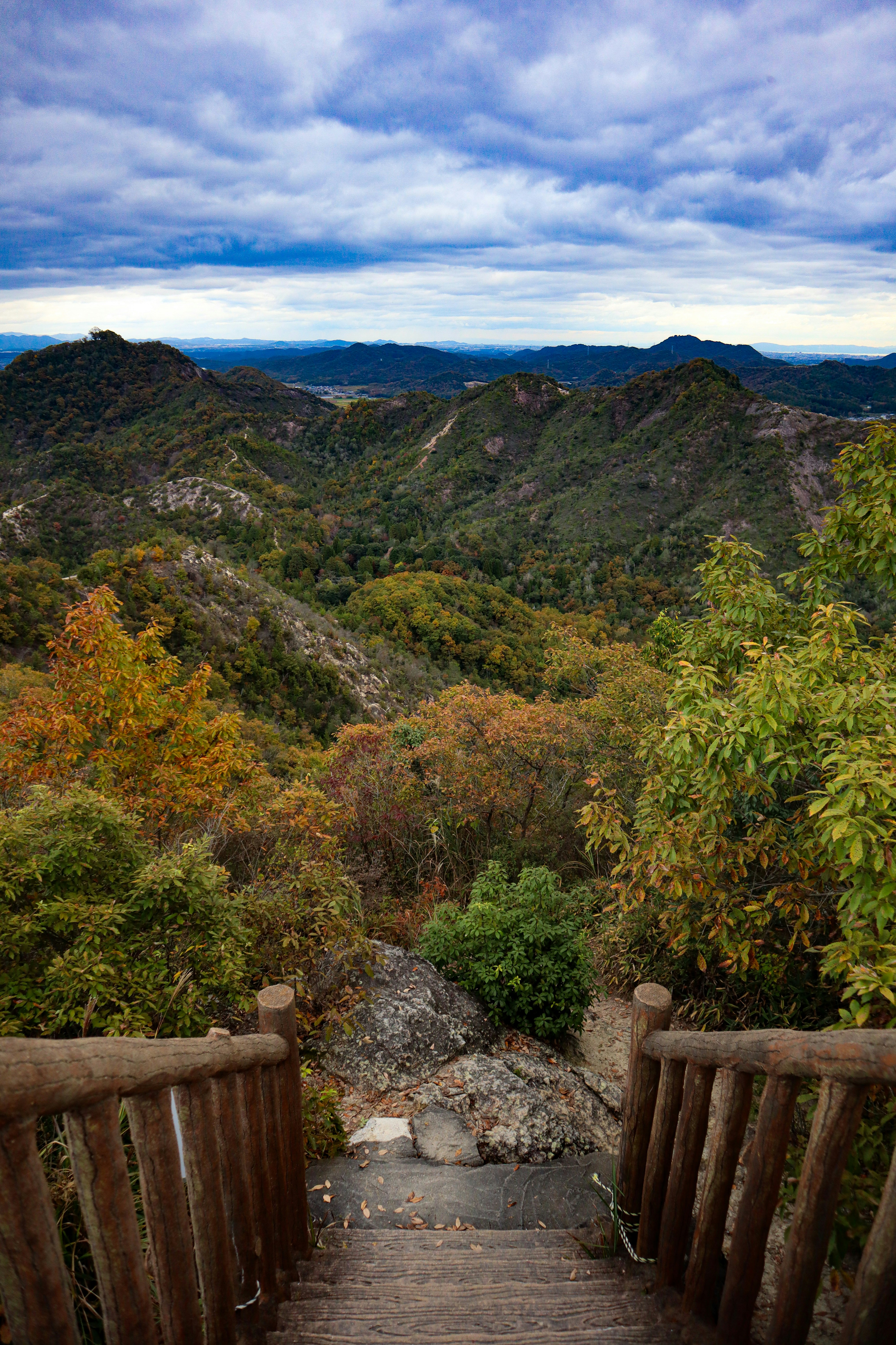 scala di un belvedere con vista su un sentiero di montagna in autunno