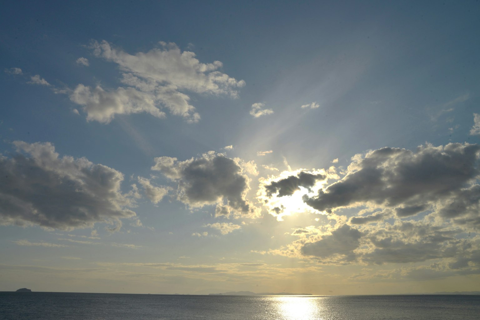 Cielo blu con nuvole e luce solare splendente