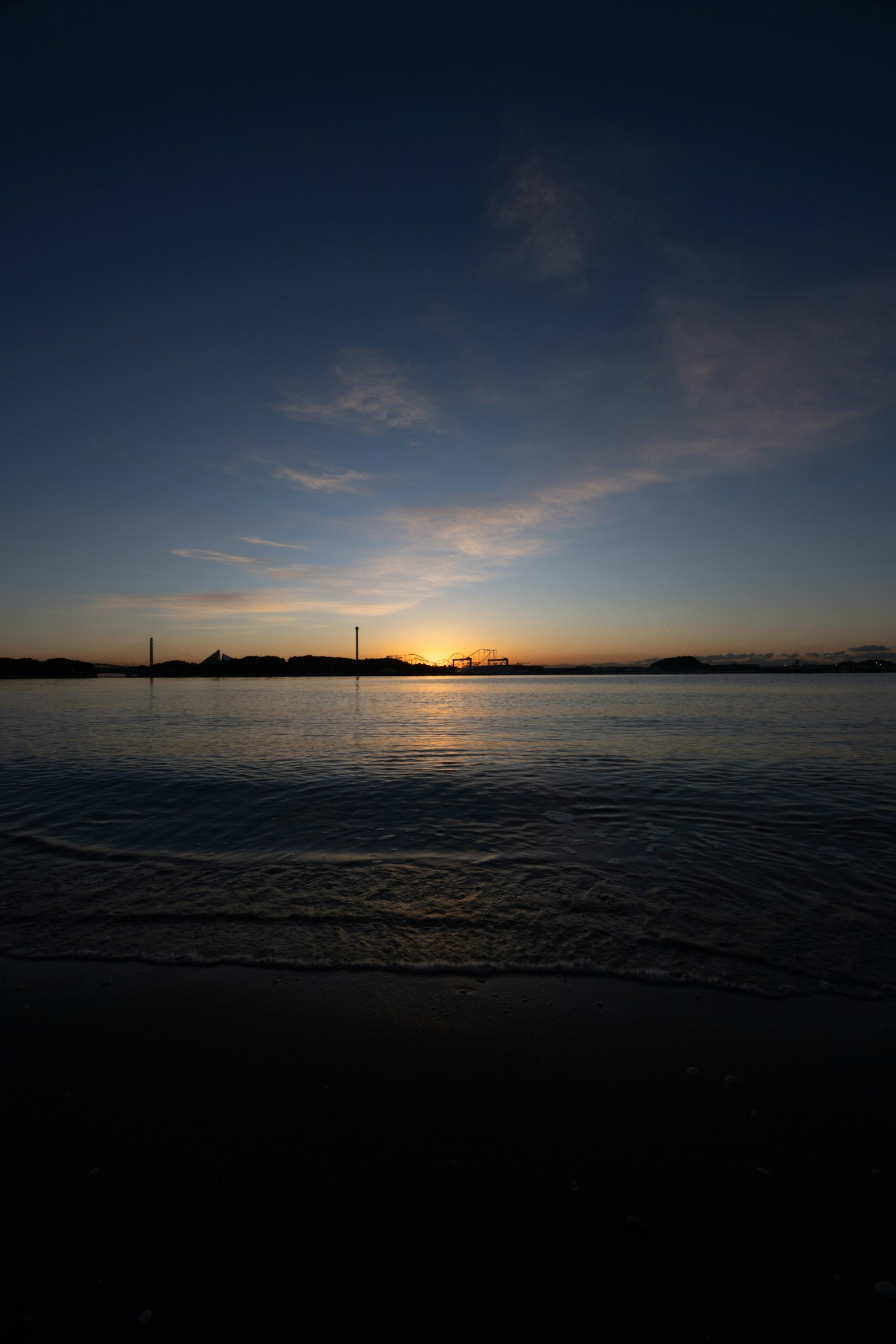Magnifique paysage de coucher de soleil sur la mer eau calme et ciel bleu