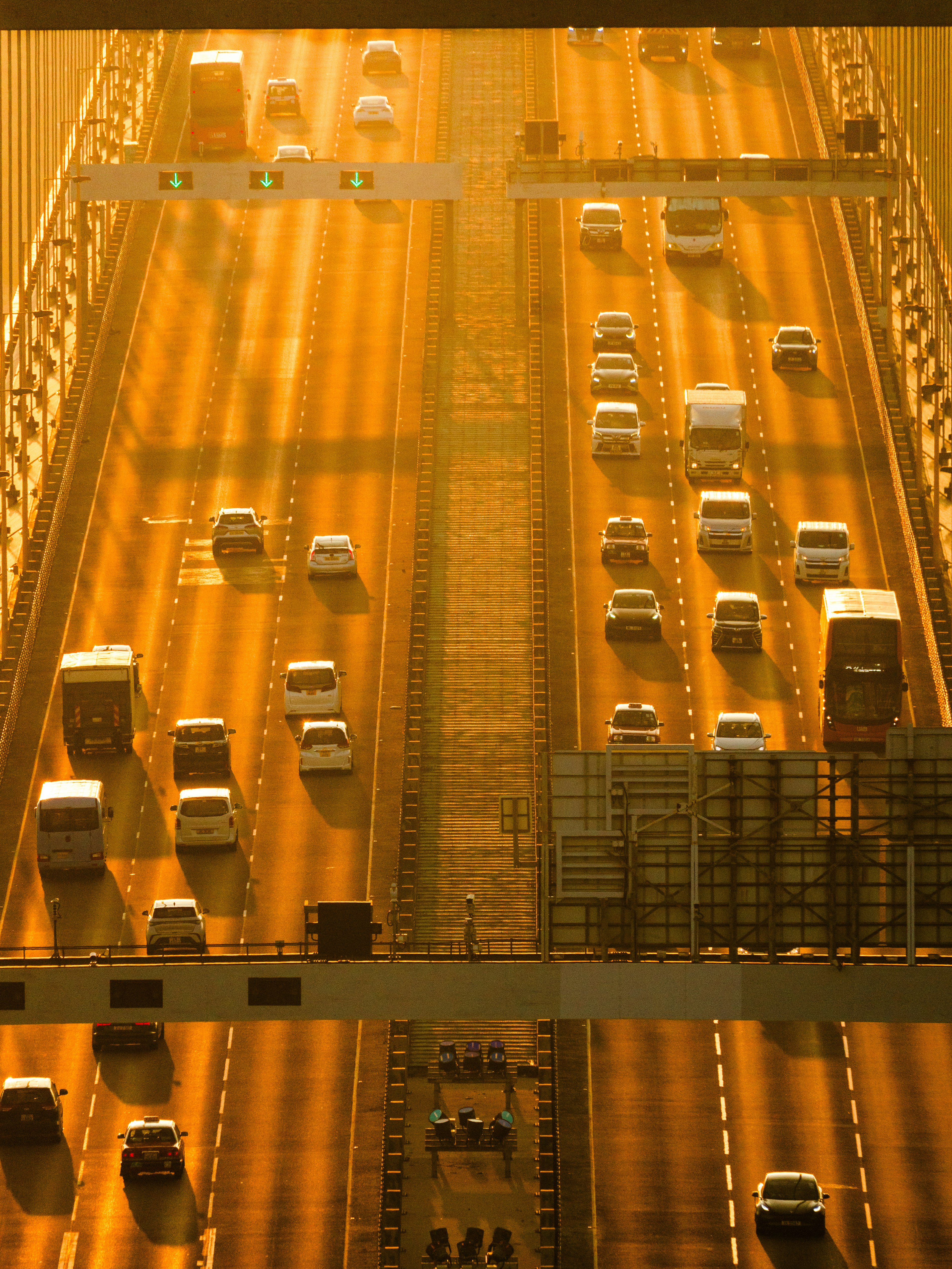 高速道路を走る車の上空からの眺め
