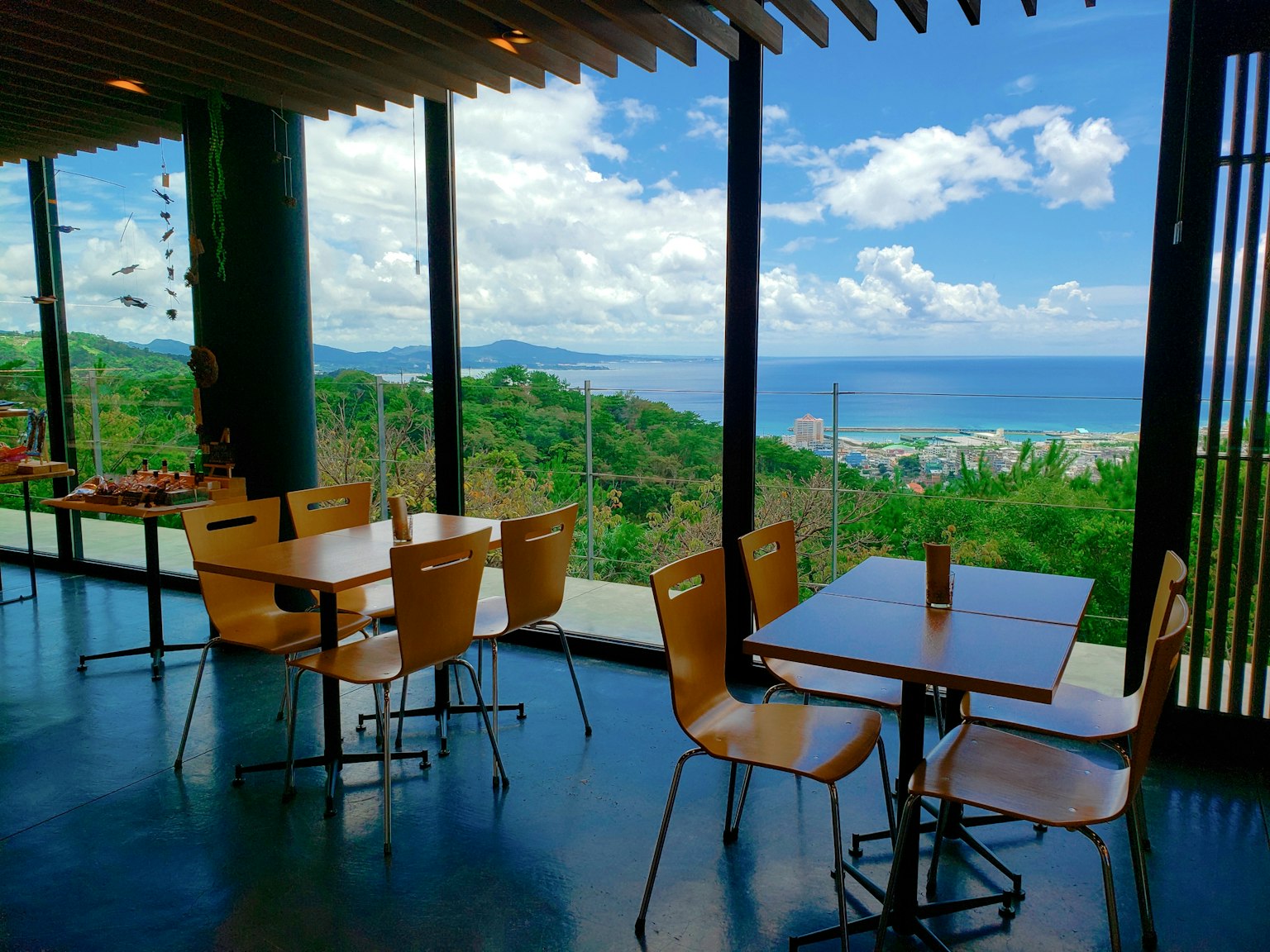 現代咖啡館內部，海景和明亮的窗戶