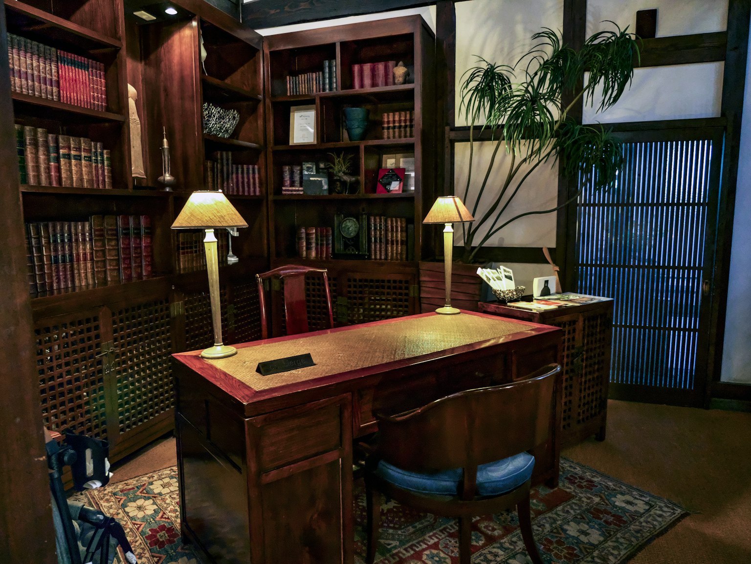 Bureau confortable avec des étagères en bois et un bureau