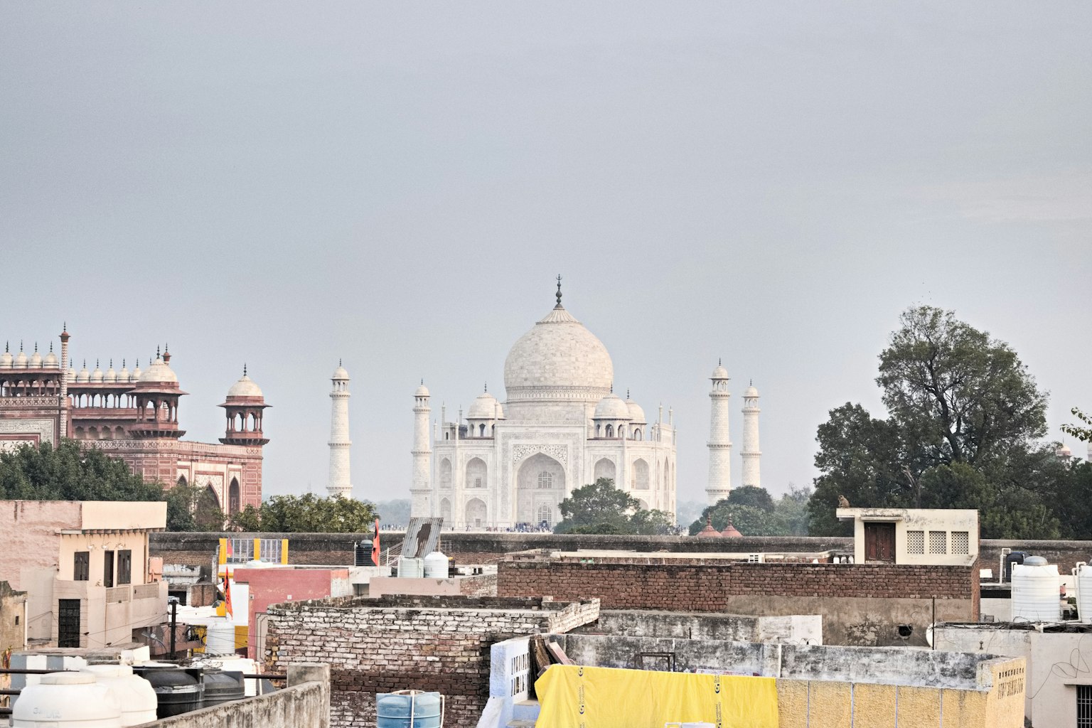 Vista del Taj Mahal entre los tejados de Agra