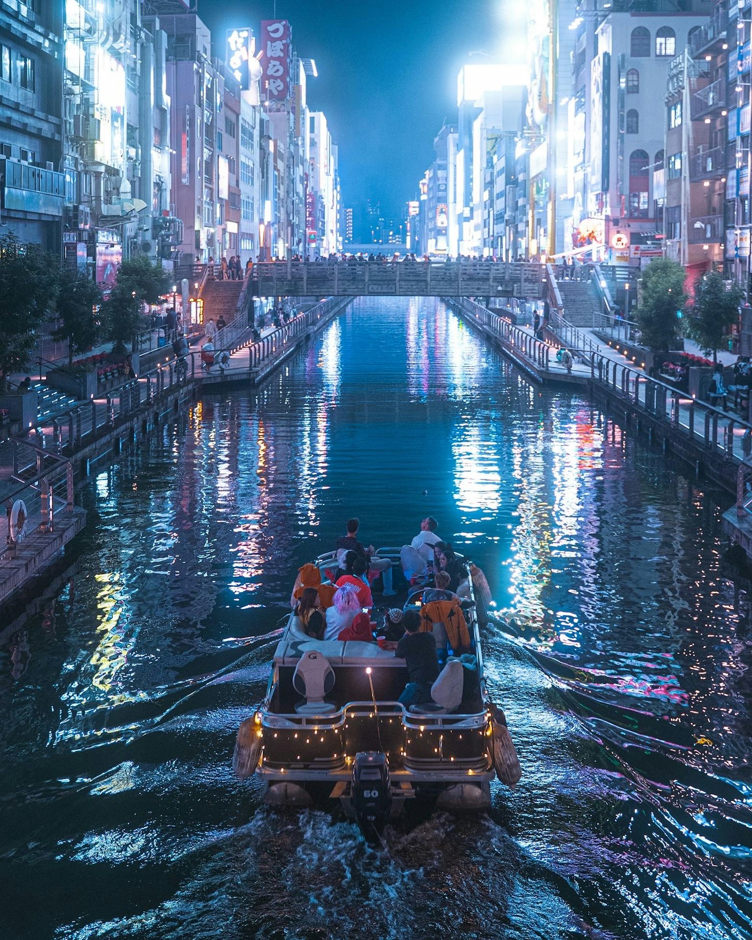 在明亮霓虹灯下航行的船只