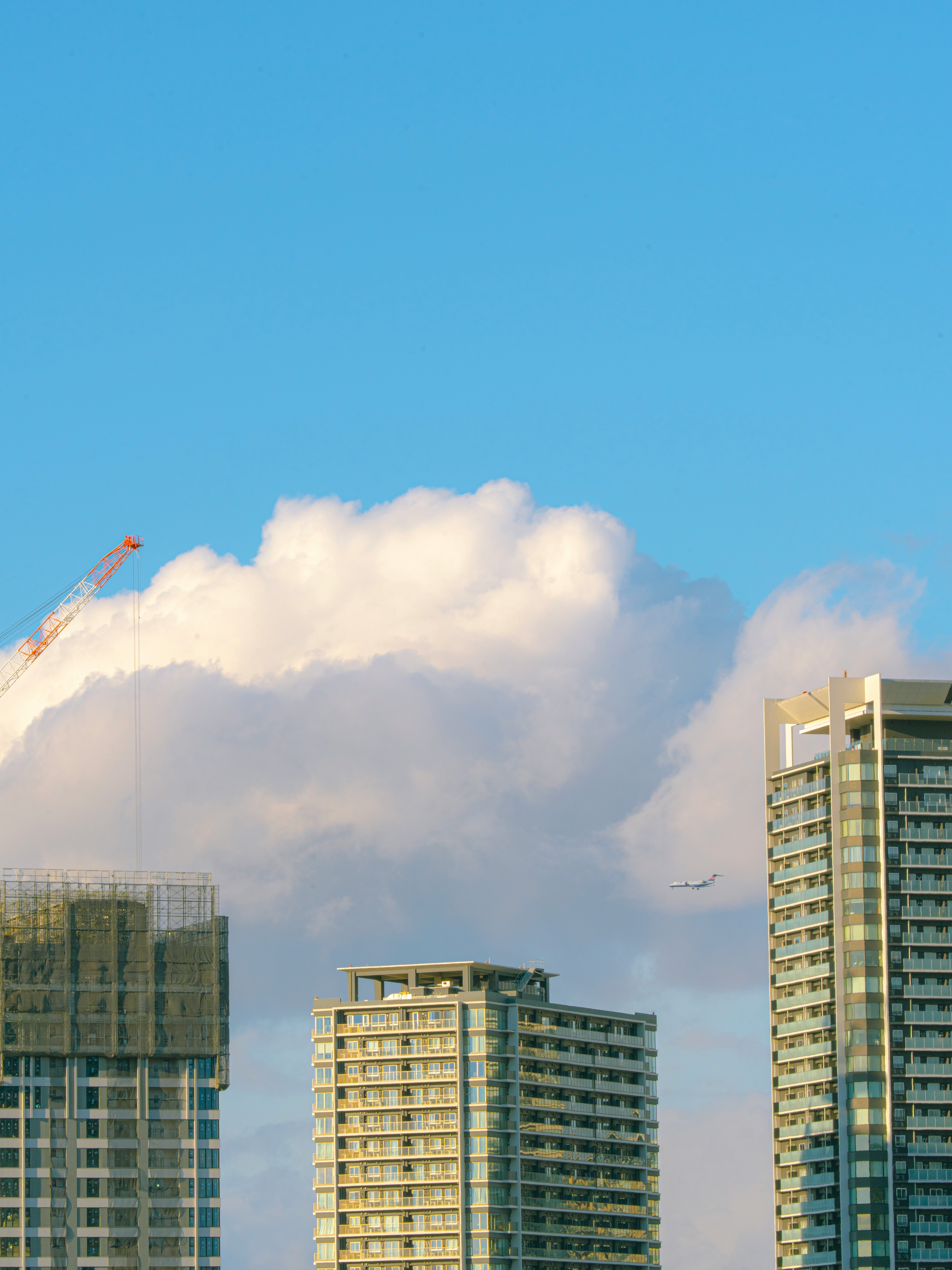immeubles de grande hauteur sous un ciel bleu clair avec de grands nuages