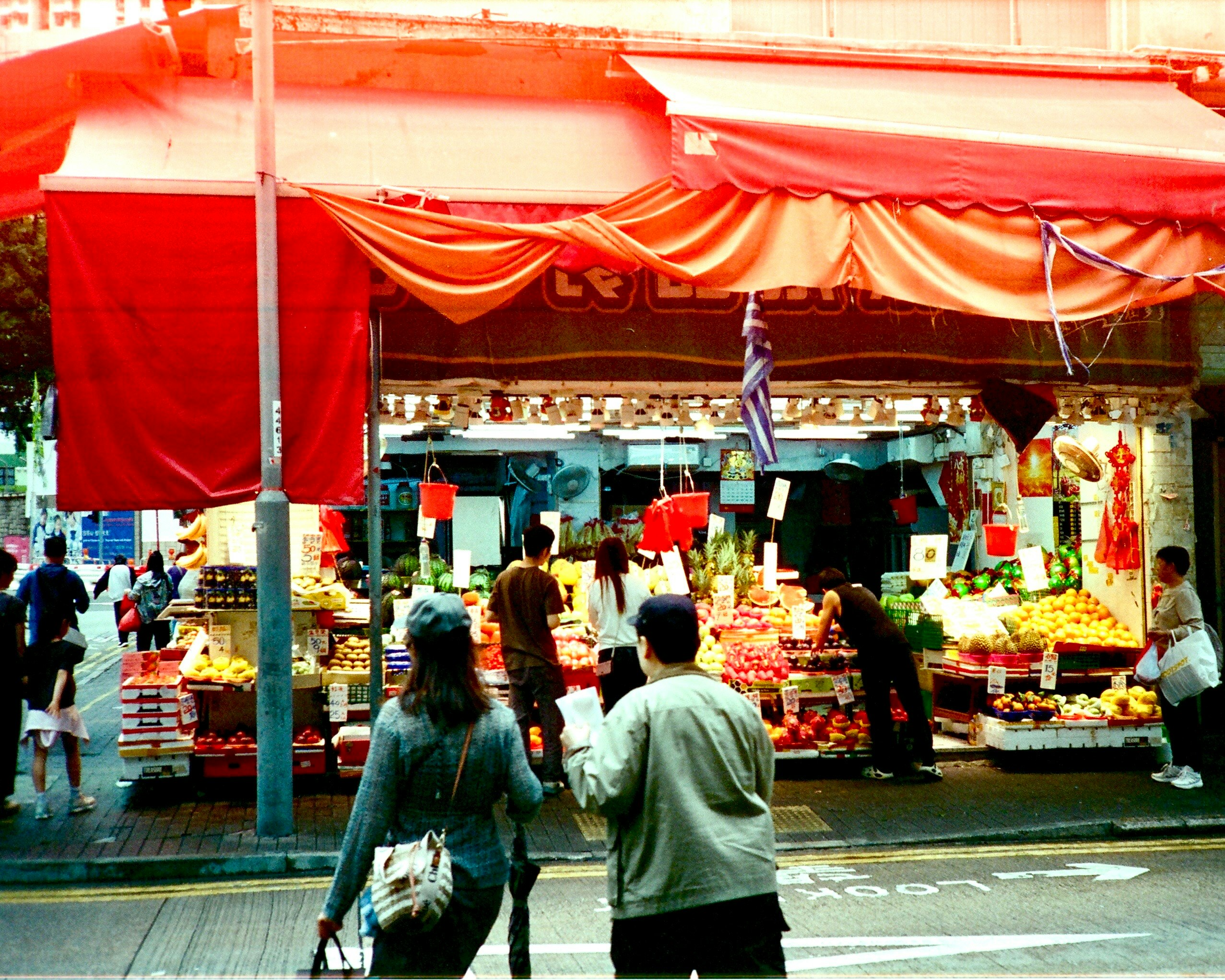 屋台の並ぶ商店街の軒先
