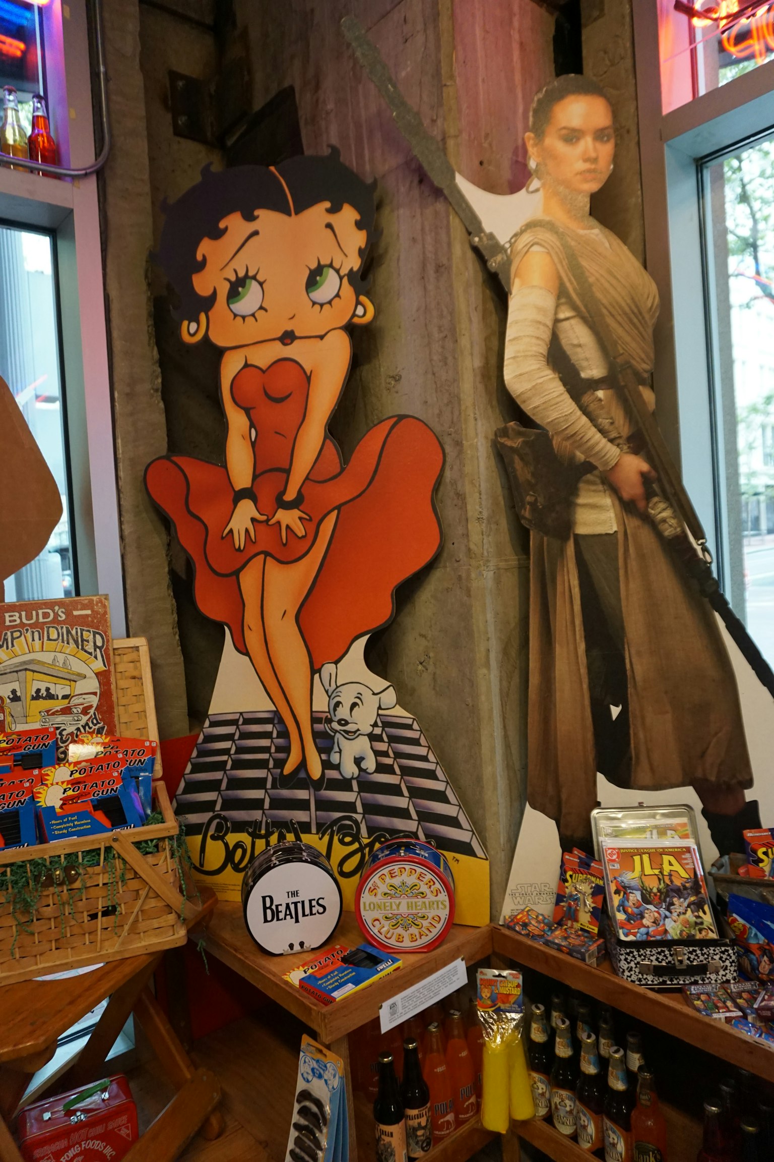色彩丰富的商店角落，展示了贝蒂·布普和雷的角色