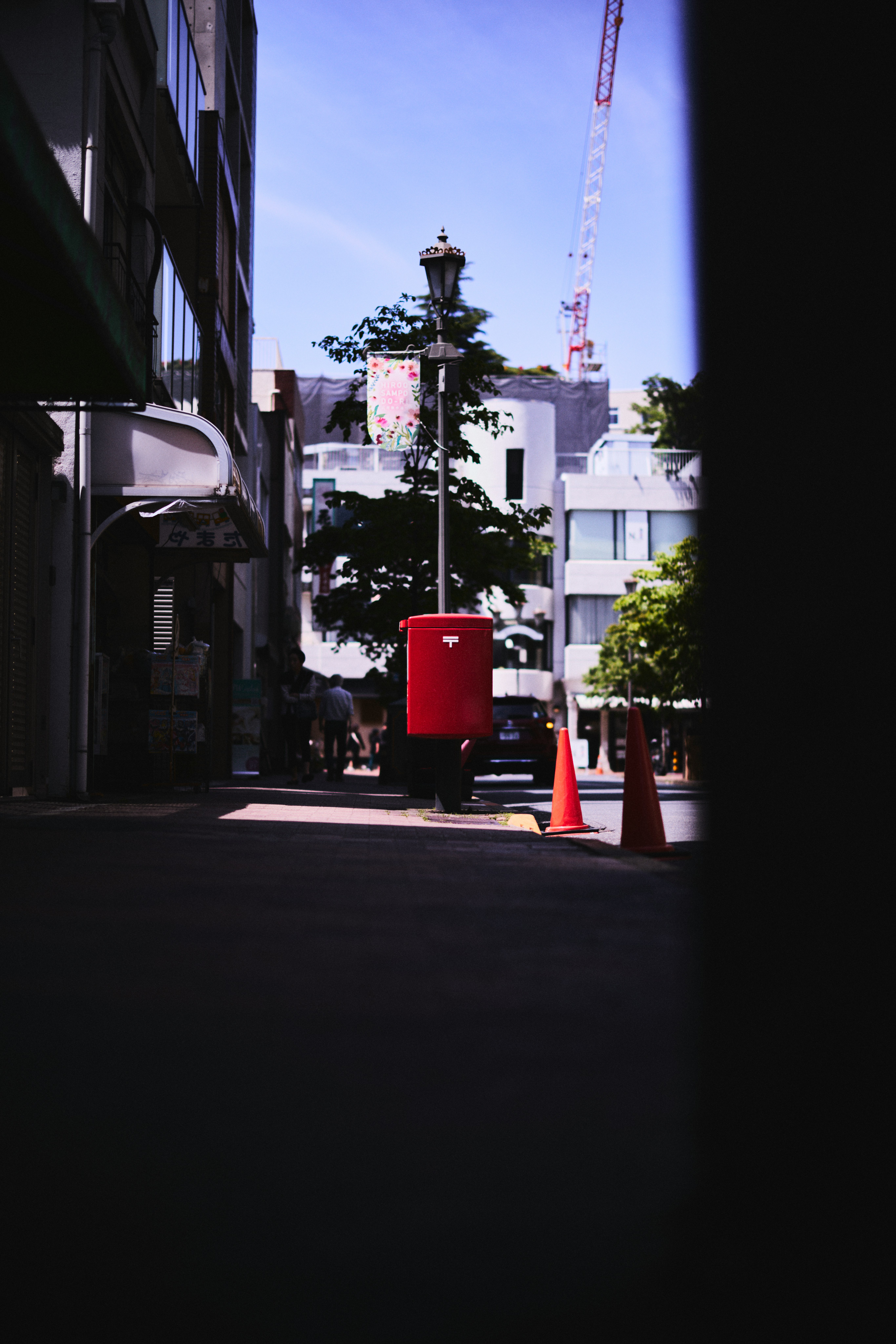 建築之間的小巷與路燈景觀
