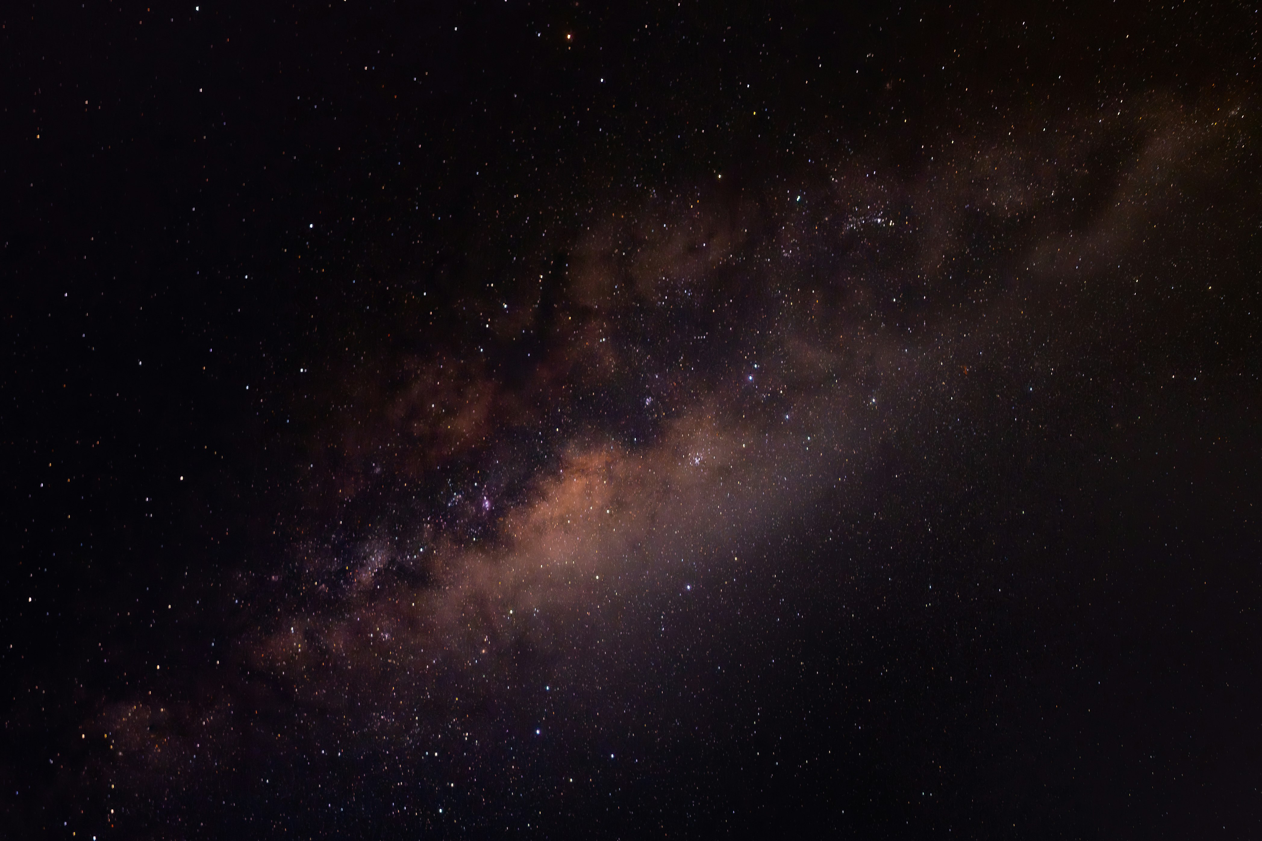 夜空に広がる天の川の星雲