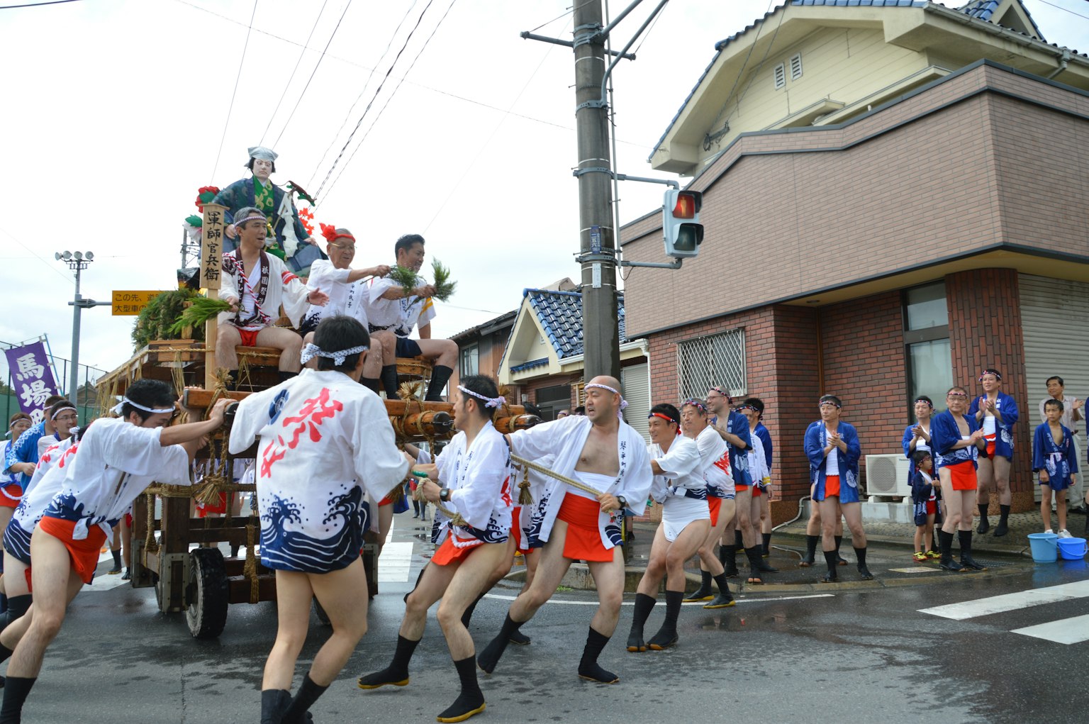 Peserta menarik kereta tradisional selama festival