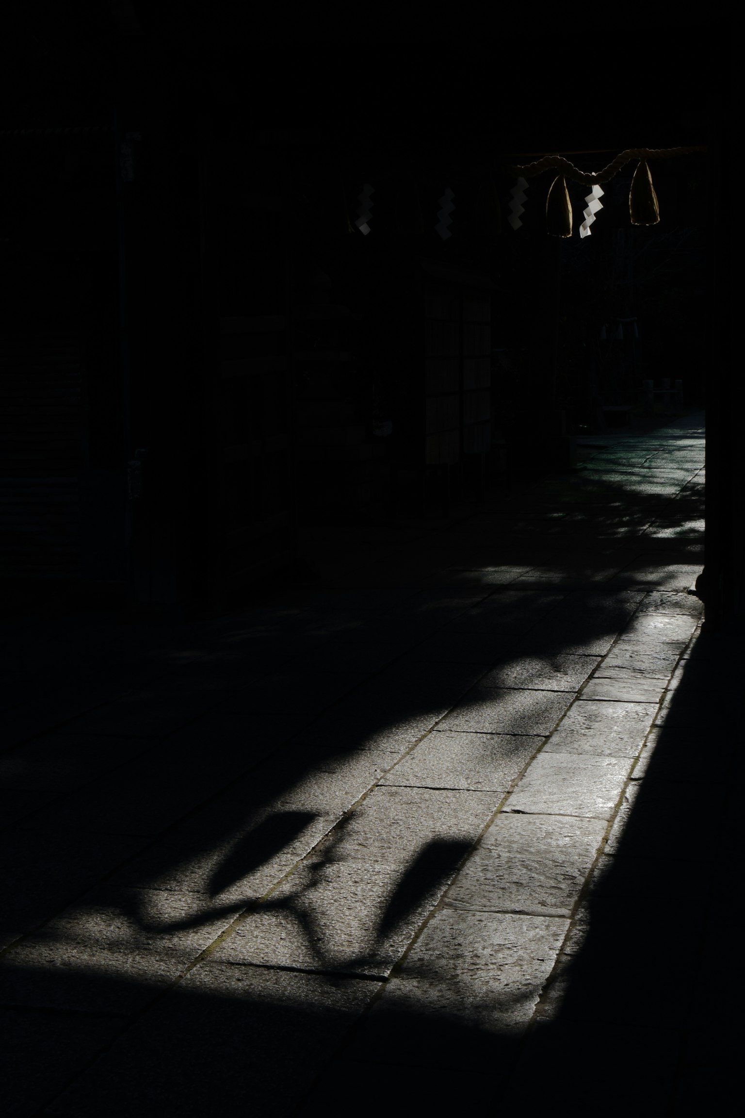 Contraste des ombres et de la lumière dans un couloir sombre