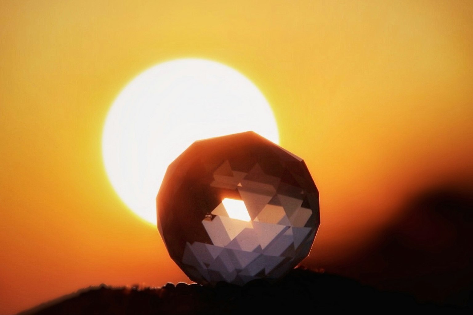 Geometrisches Kristallobjekt mit Sonnenuntergangshintergrund
