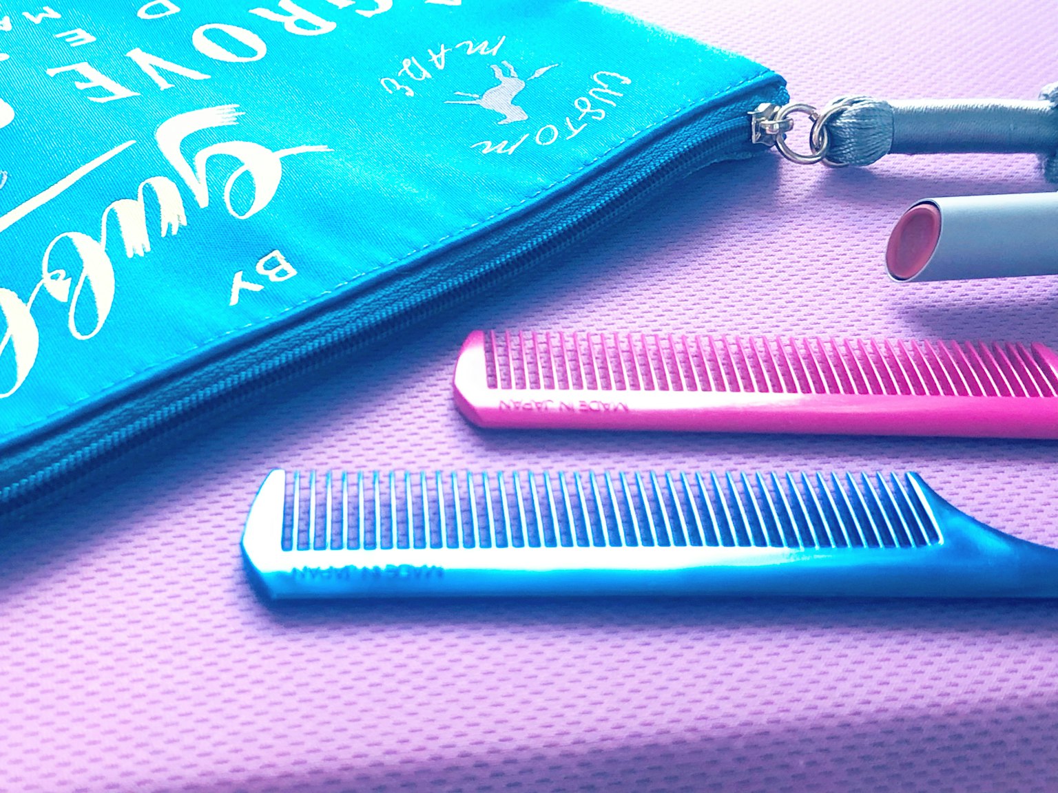 Gambar yang menampilkan tas biru dan sisir biru serta merah muda