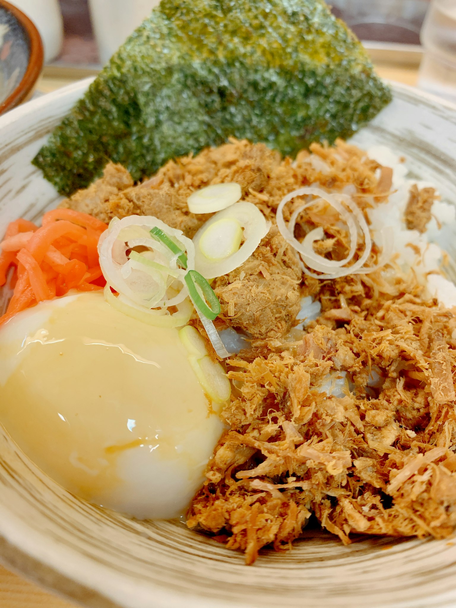 Bol de riz garni de poulet frit croustillant et d'œuf mollet