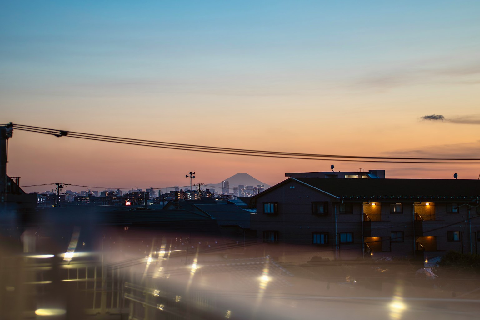 Paisaje urbano al atardecer con el monte Fuji al fondo