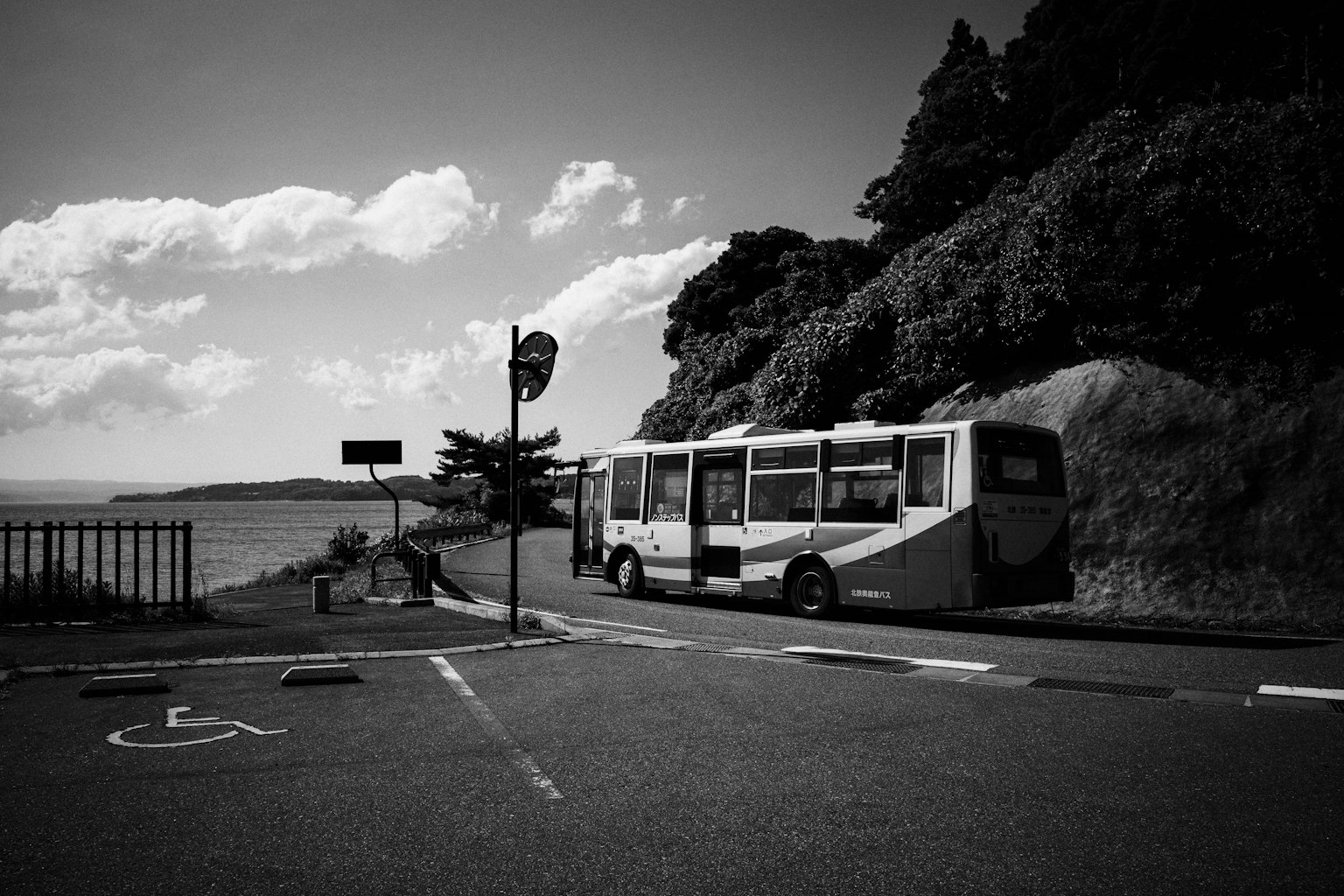 Autobus garé le long de la côte avec vue sur le ciel bleu