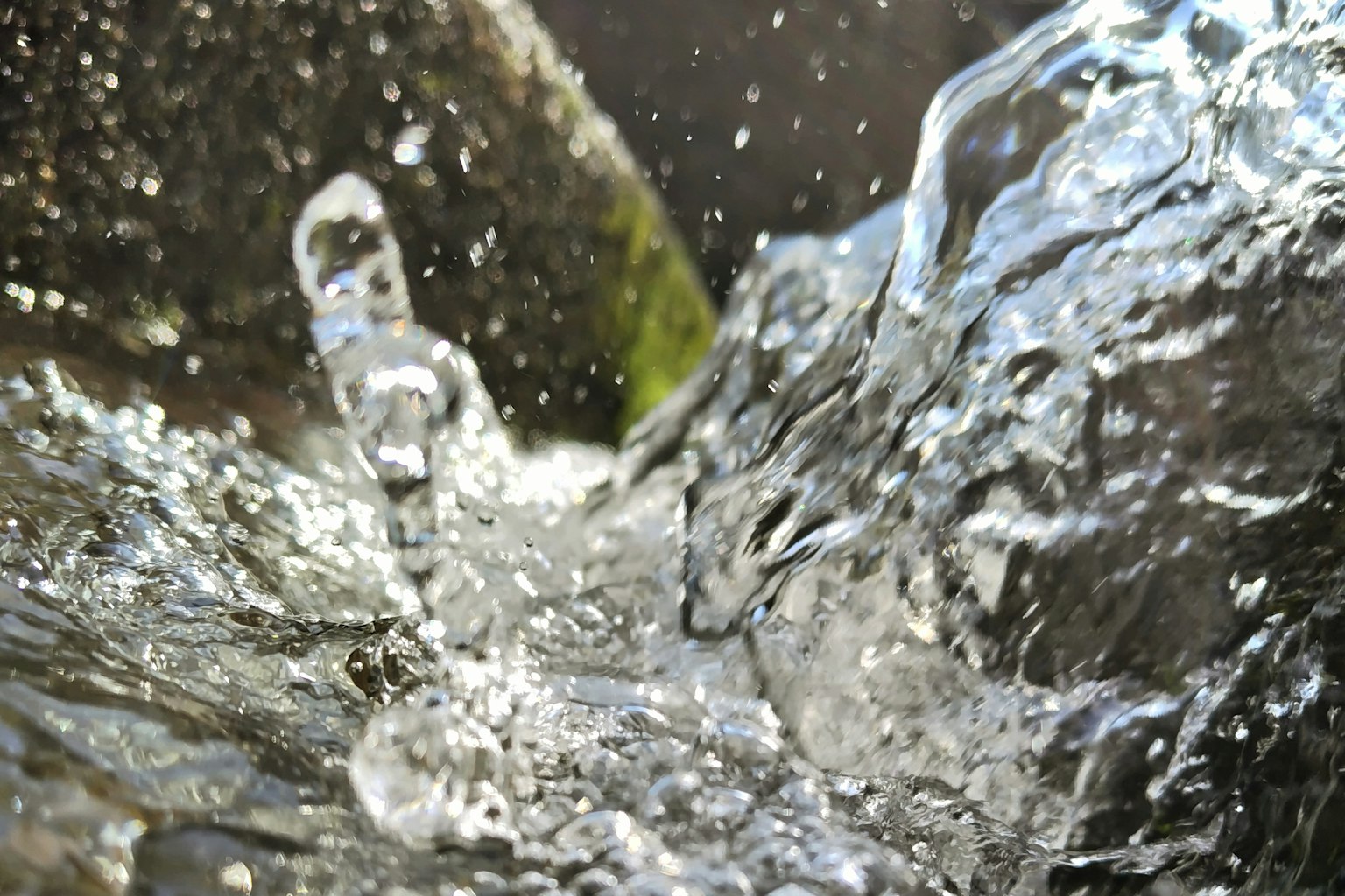 Close-up air terjun antara batu