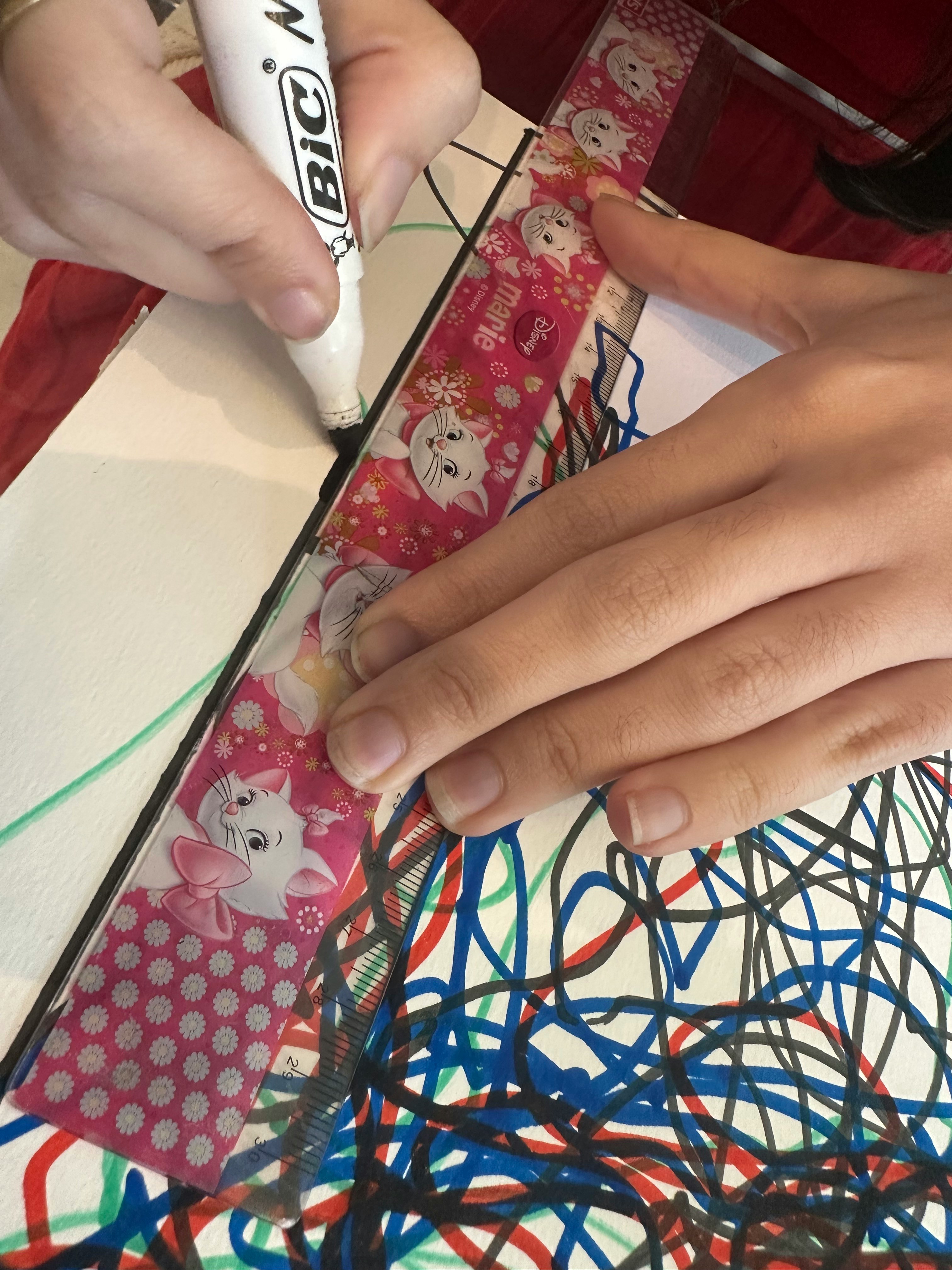 手工布藝上穿過刺繡線的雙手