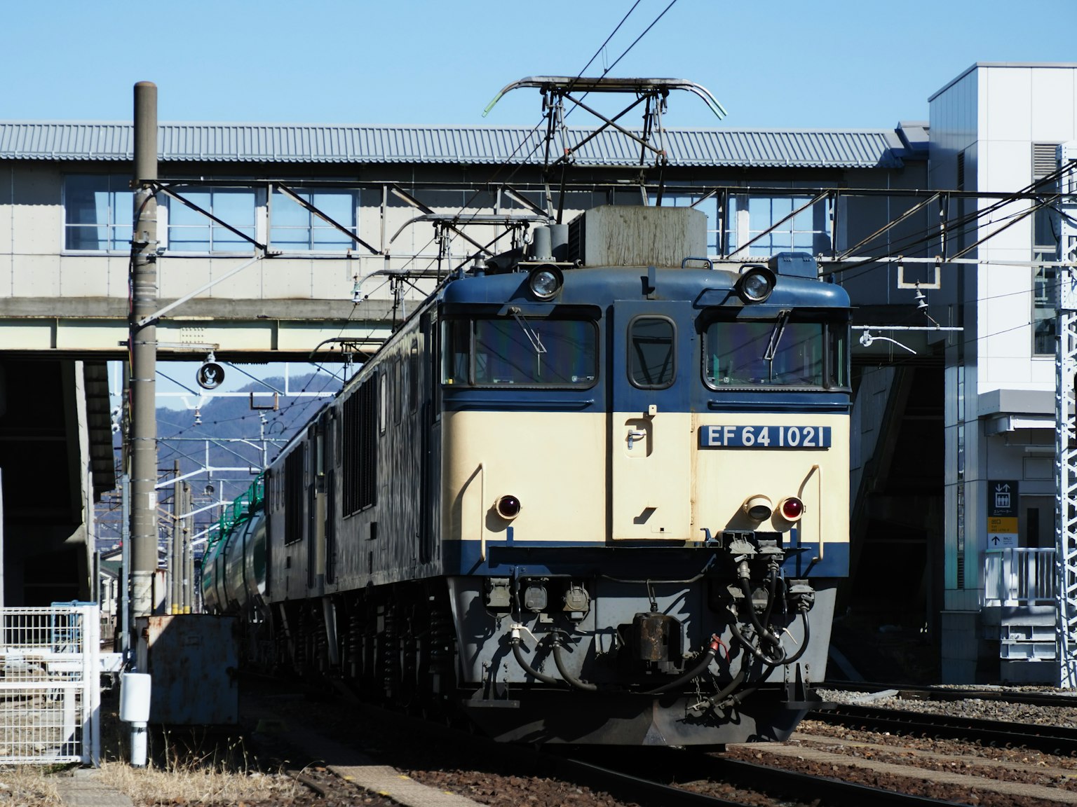 一列藍色火車接近車站