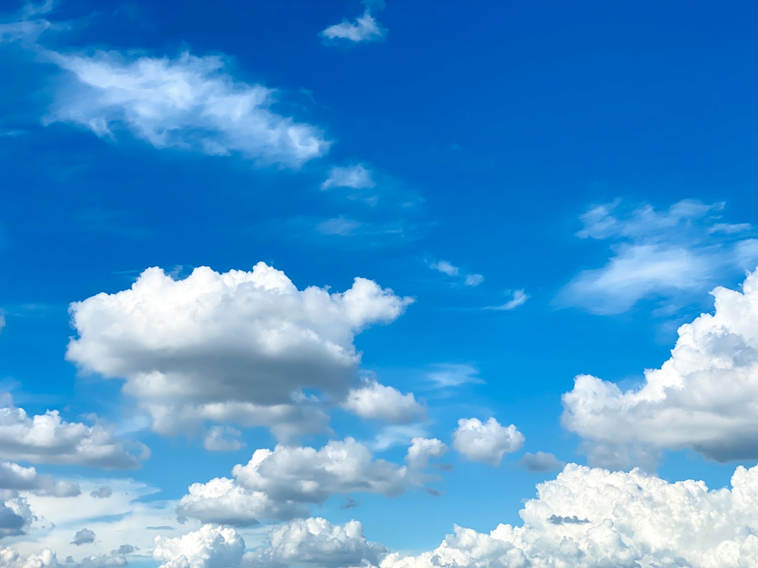 Paesaggio di nuvole bianche che galleggiano in un cielo blu