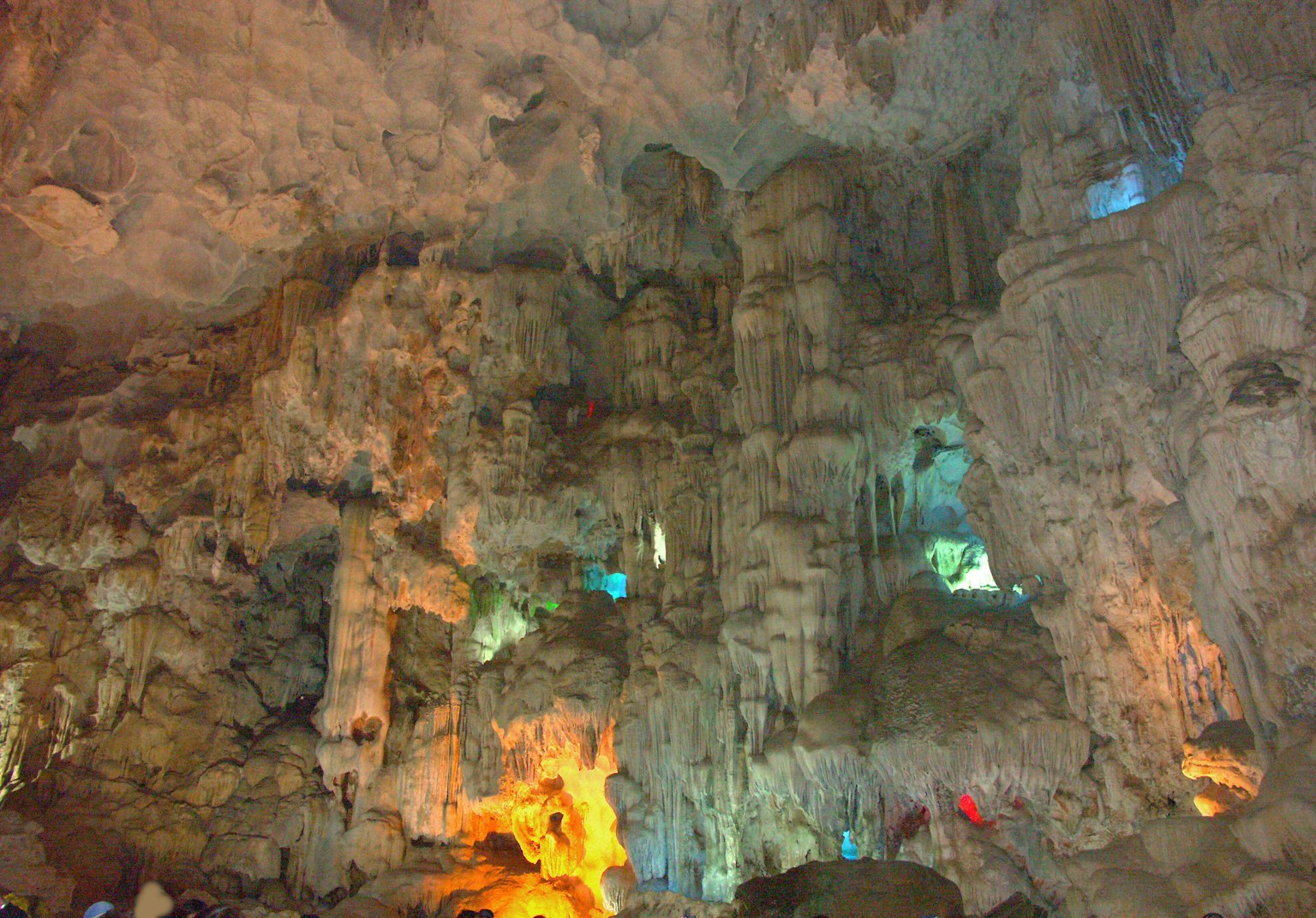Höhleninneres mit beleuchteten Stalaktiten und Stalagmiten