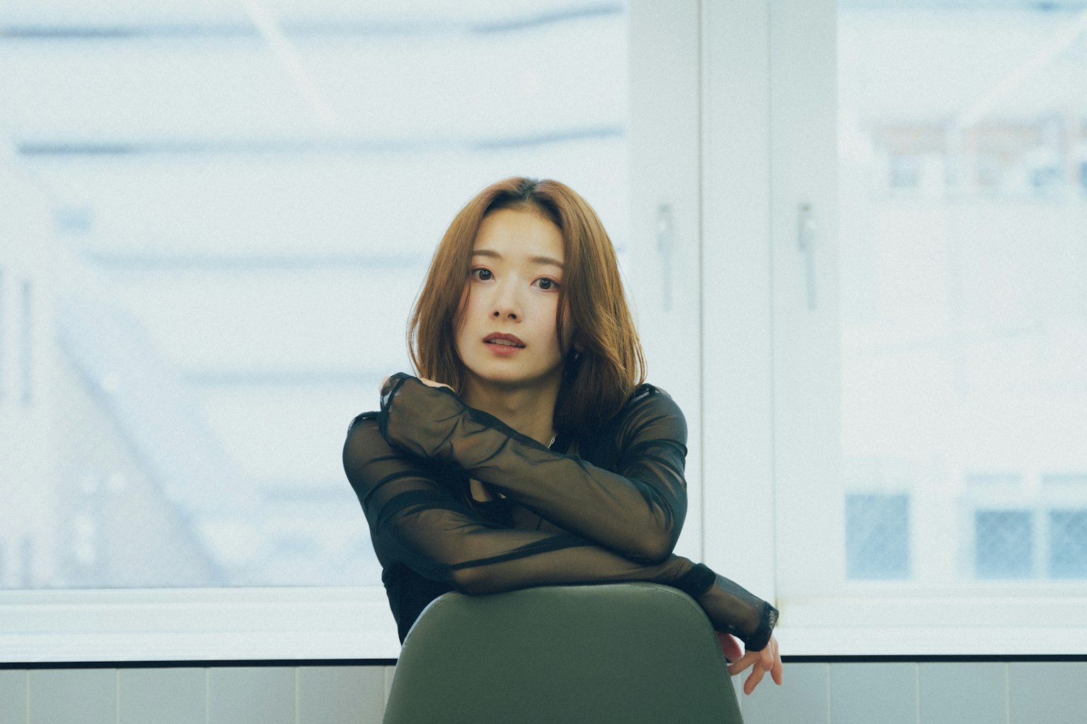 창가에 앉아 있는 여성의 초상 검은 옷을 입고 자연광이 들어오는