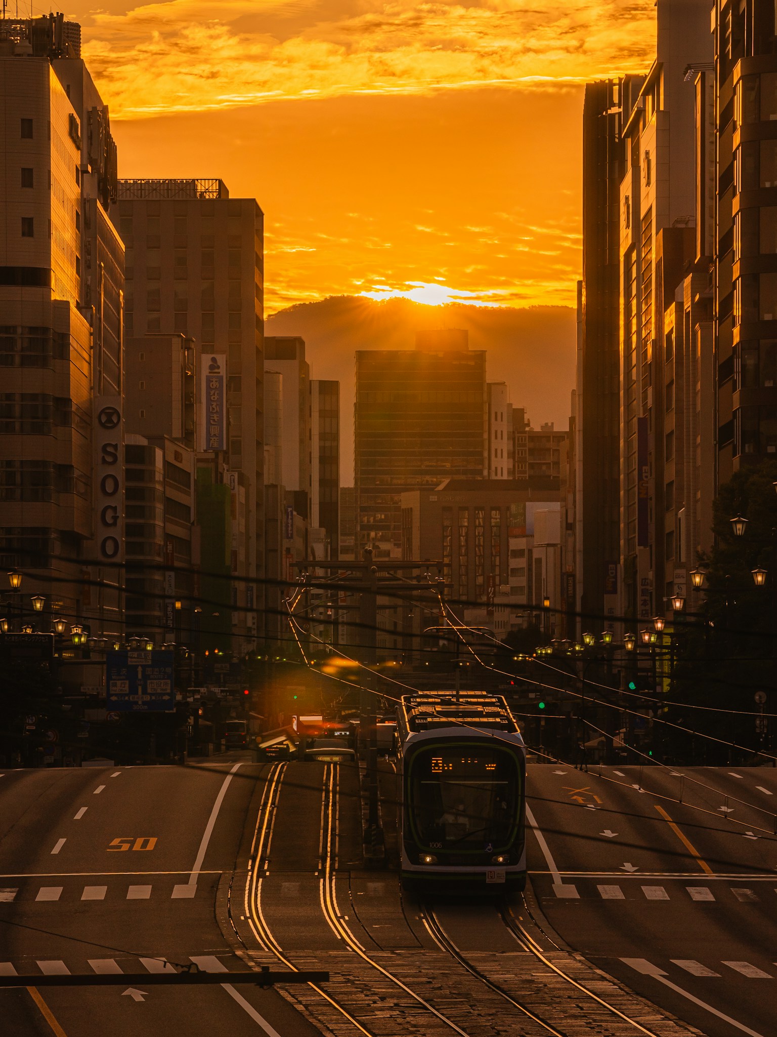 Paysage urbain au coucher du soleil avec tram sur les rails