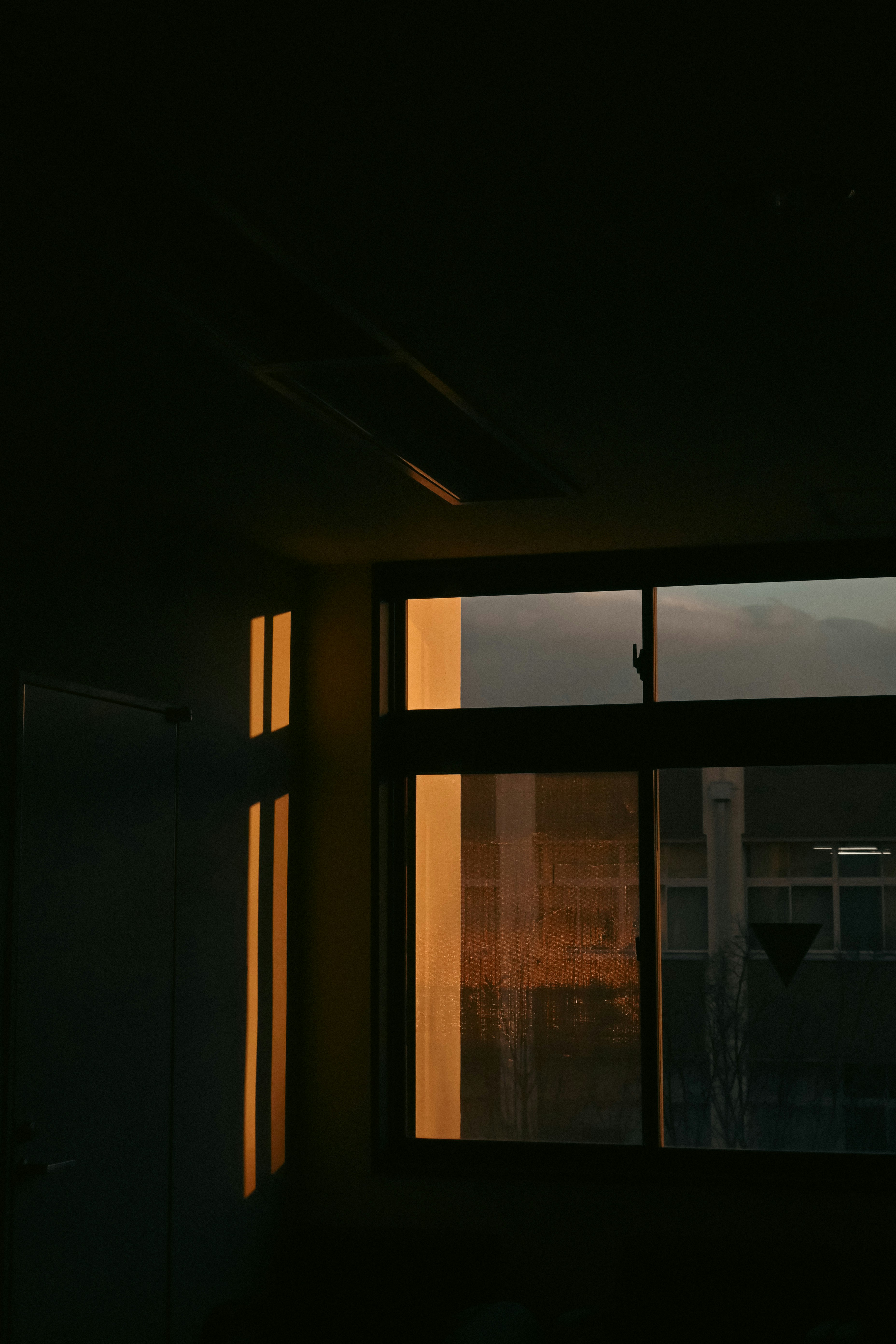 escena interior con luz de atardecer que se filtra por una ventana