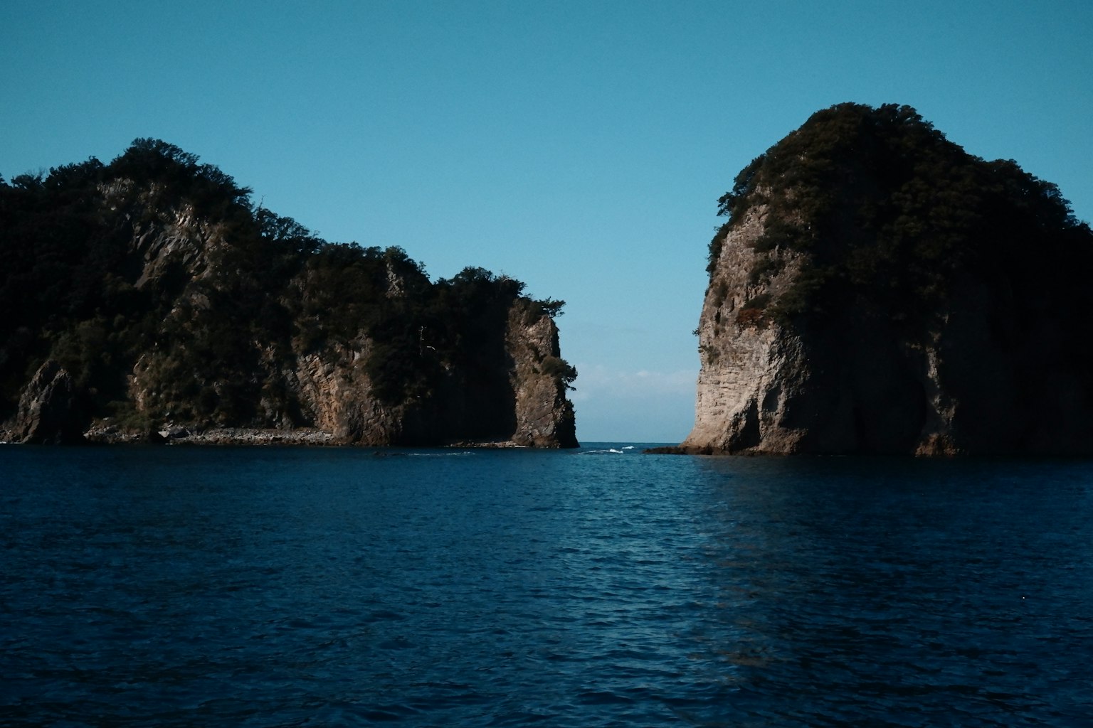 Vue pittoresque de falaises rocheuses entre des eaux bleues