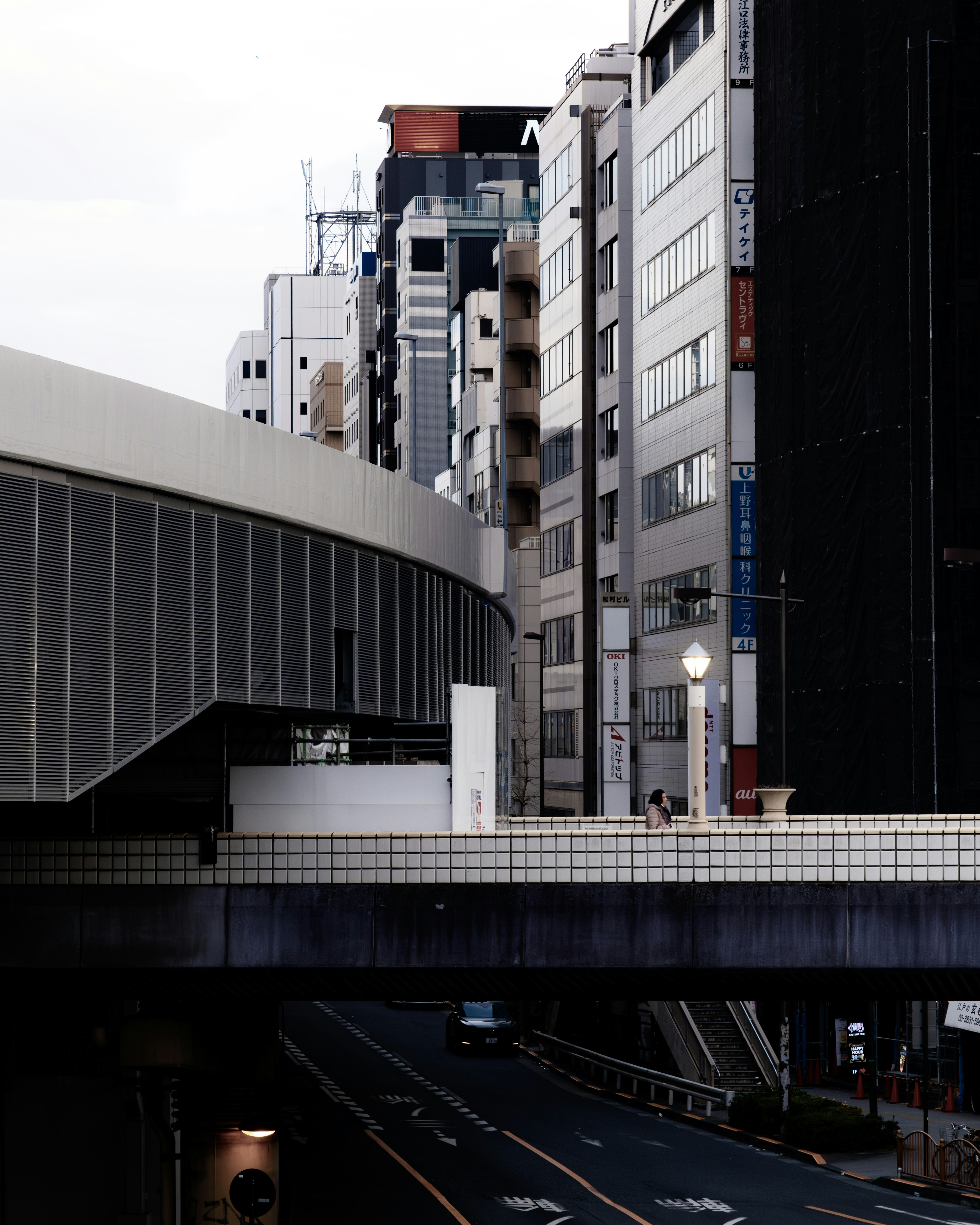 高層ビルと高架のある都市の路地風景
