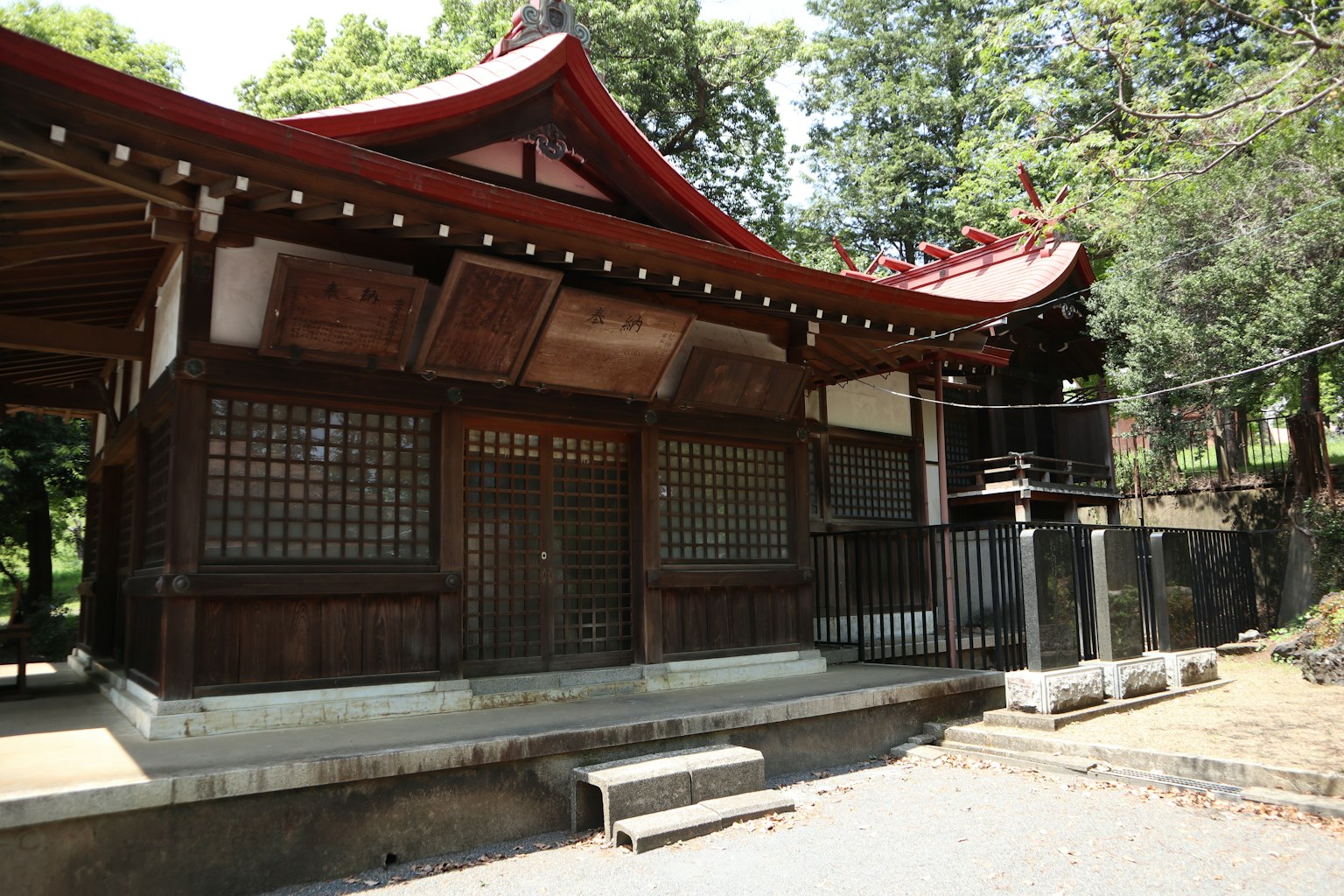 Äußeres eines traditionellen japanischen Schreins mit rotem Dach und Holzstruktur
