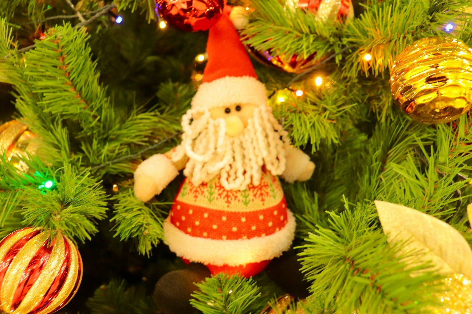 Ornement de Père Noël suspendu à un arbre de Noël