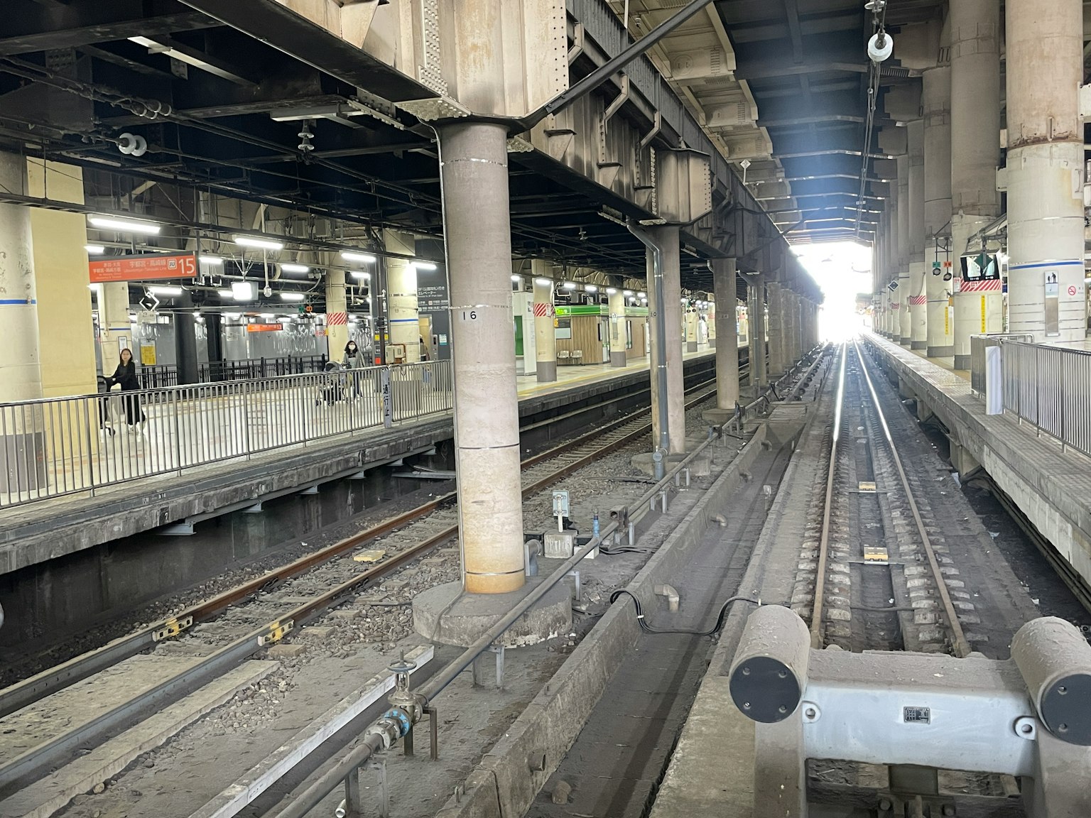 Vista de la plataforma de tren y las vías salida brillante a lo lejos
