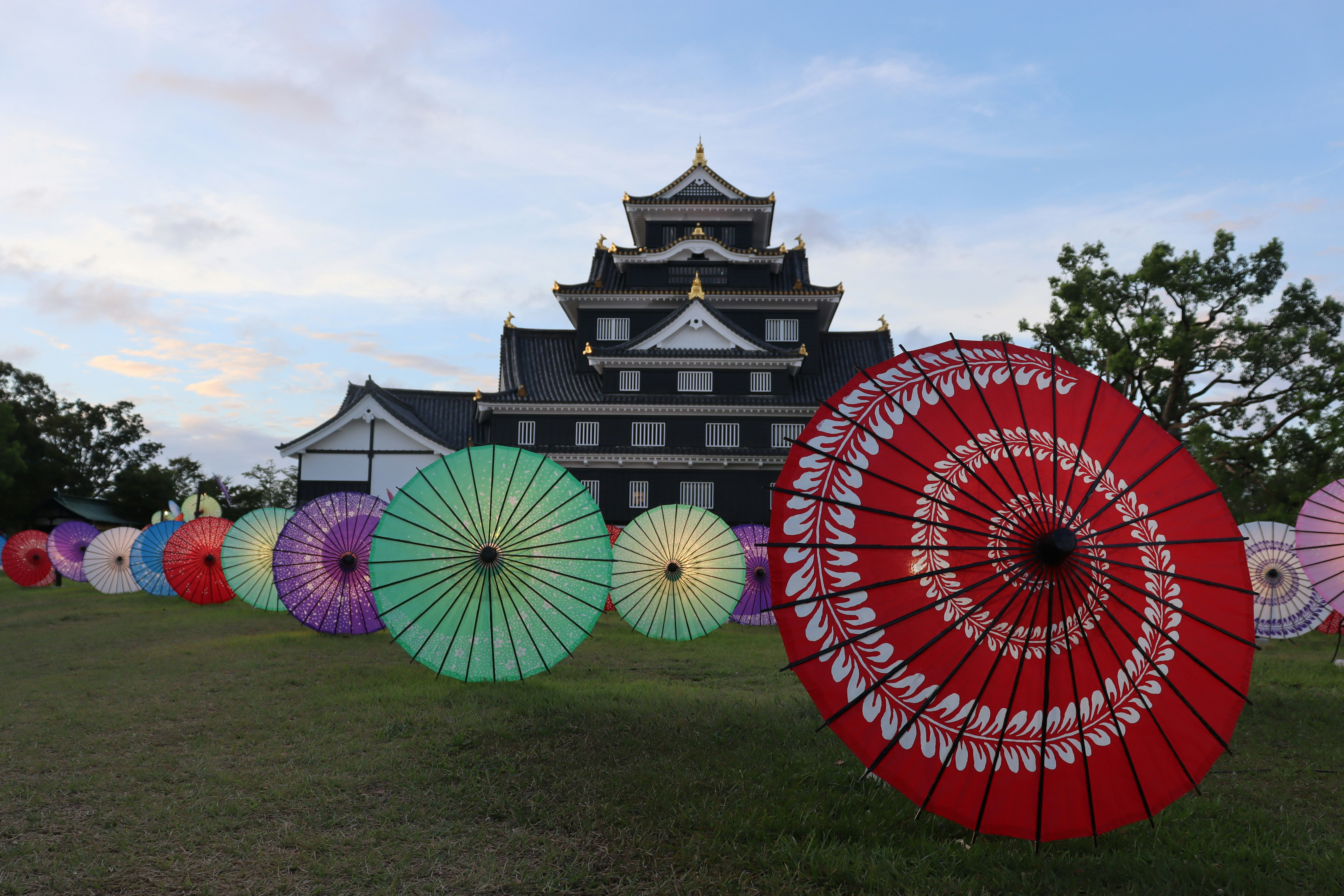 芝生の上に並ぶ色とりどりの和傘のオブジェクト