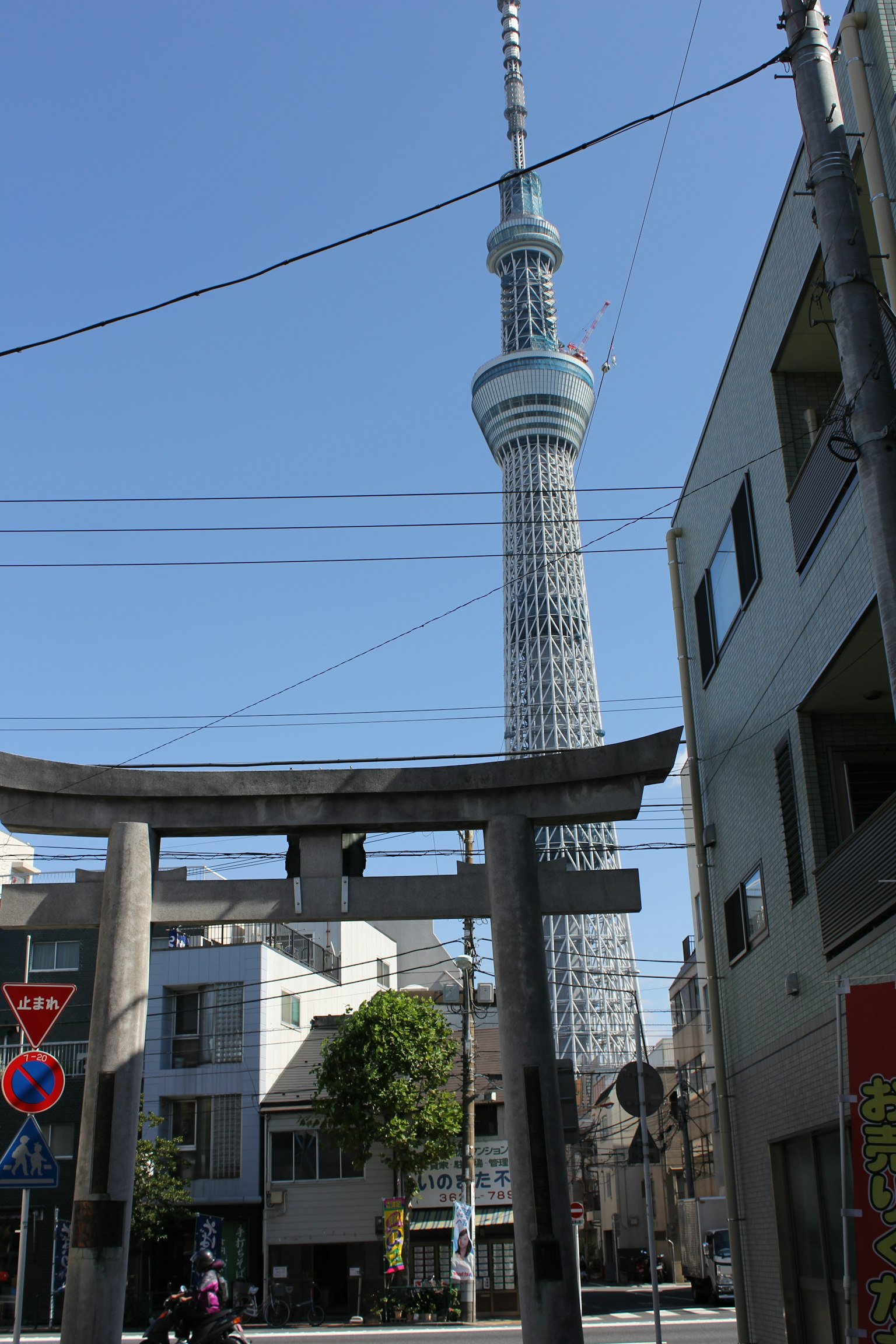東京晴空塔矗立在傳統鳥居上