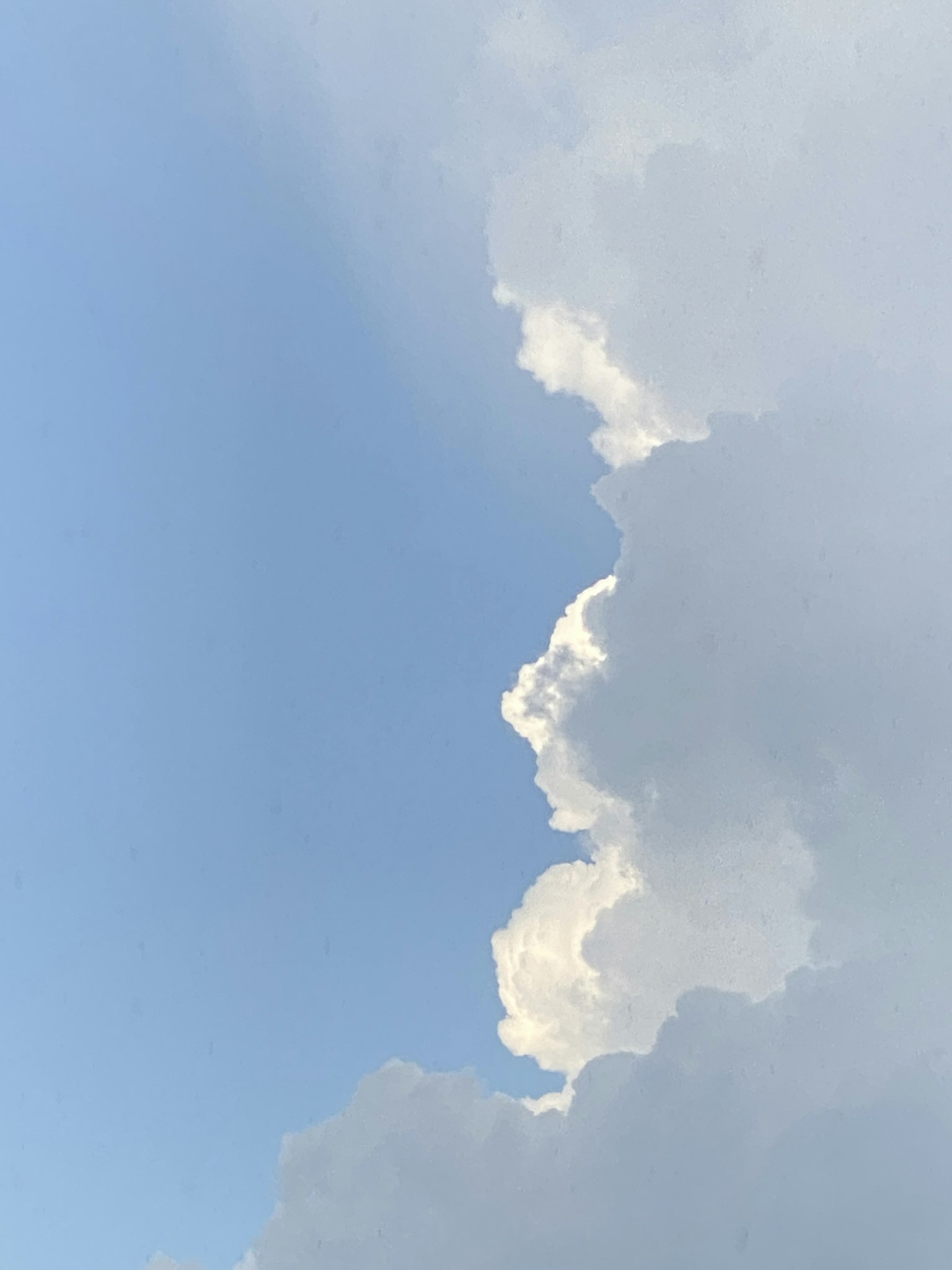 Kontrast zwischen blauem Himmel und weißen Wolken mit einzigartiger Wolkenformation